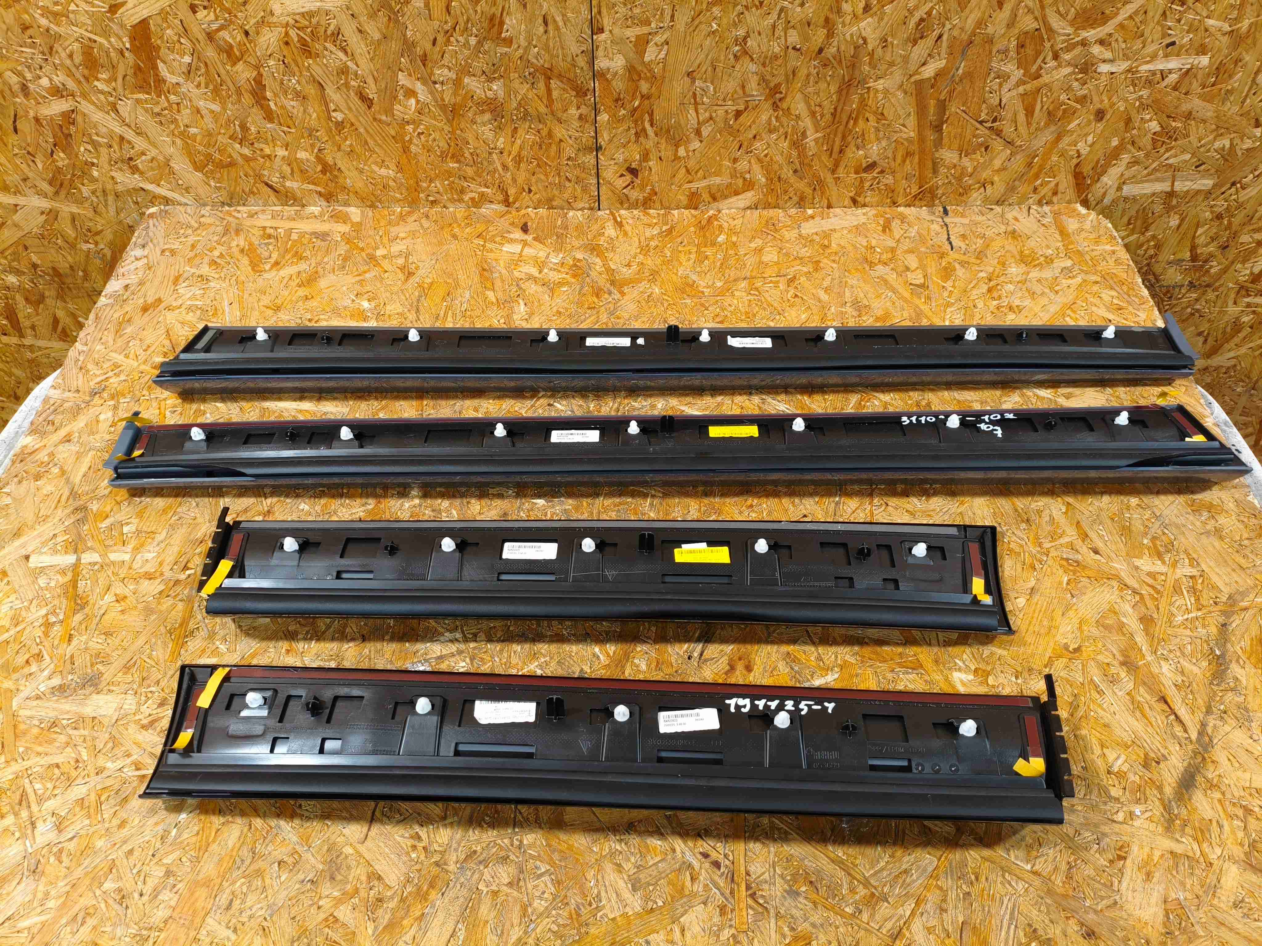 Молдинг двери передней левой Porsche Cayenne 191125-114