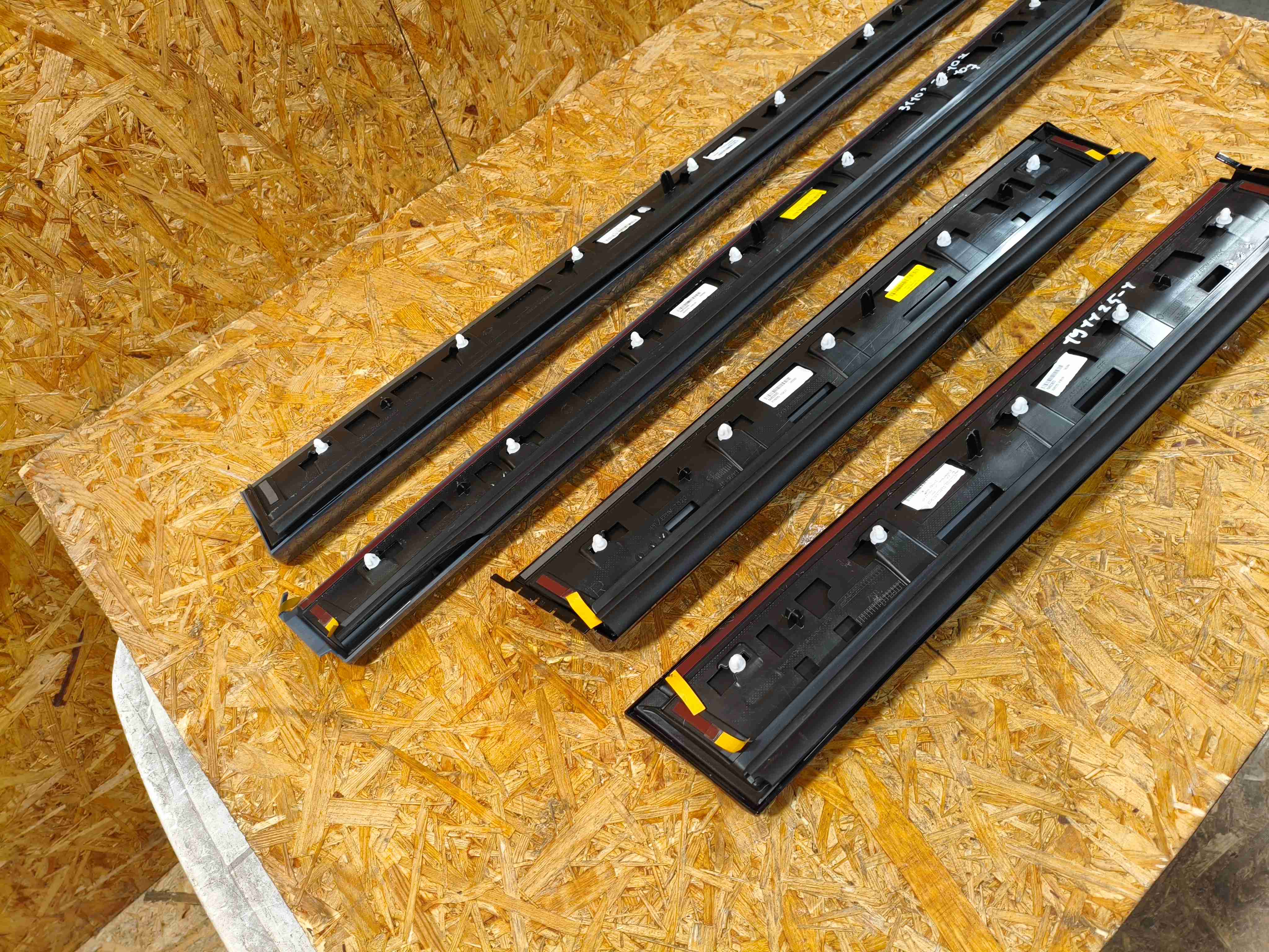 Молдинг двери задней правой Porsche Cayenne 191125-116