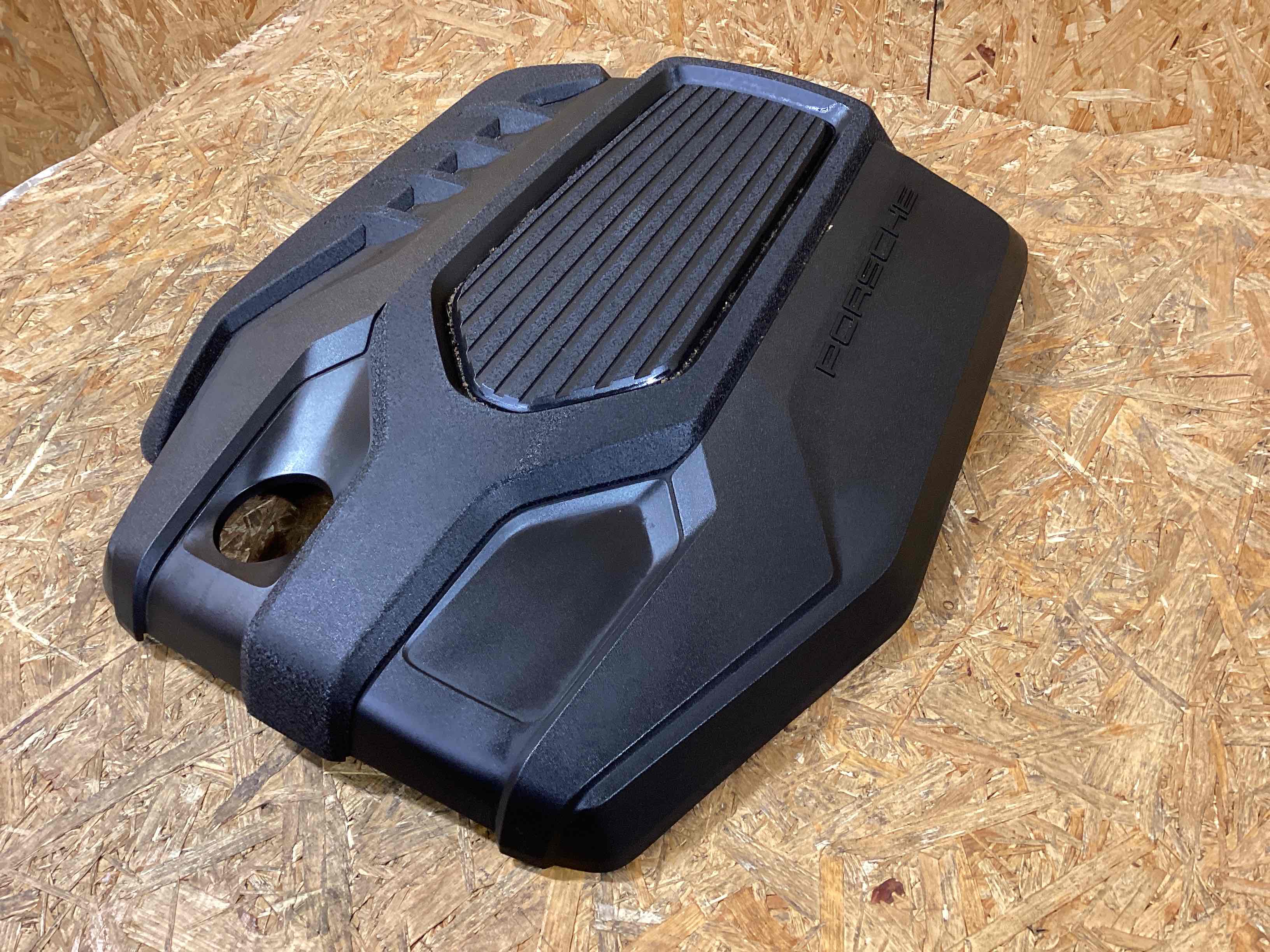 Пластик моторного отсека Porsche Macan 200226-110