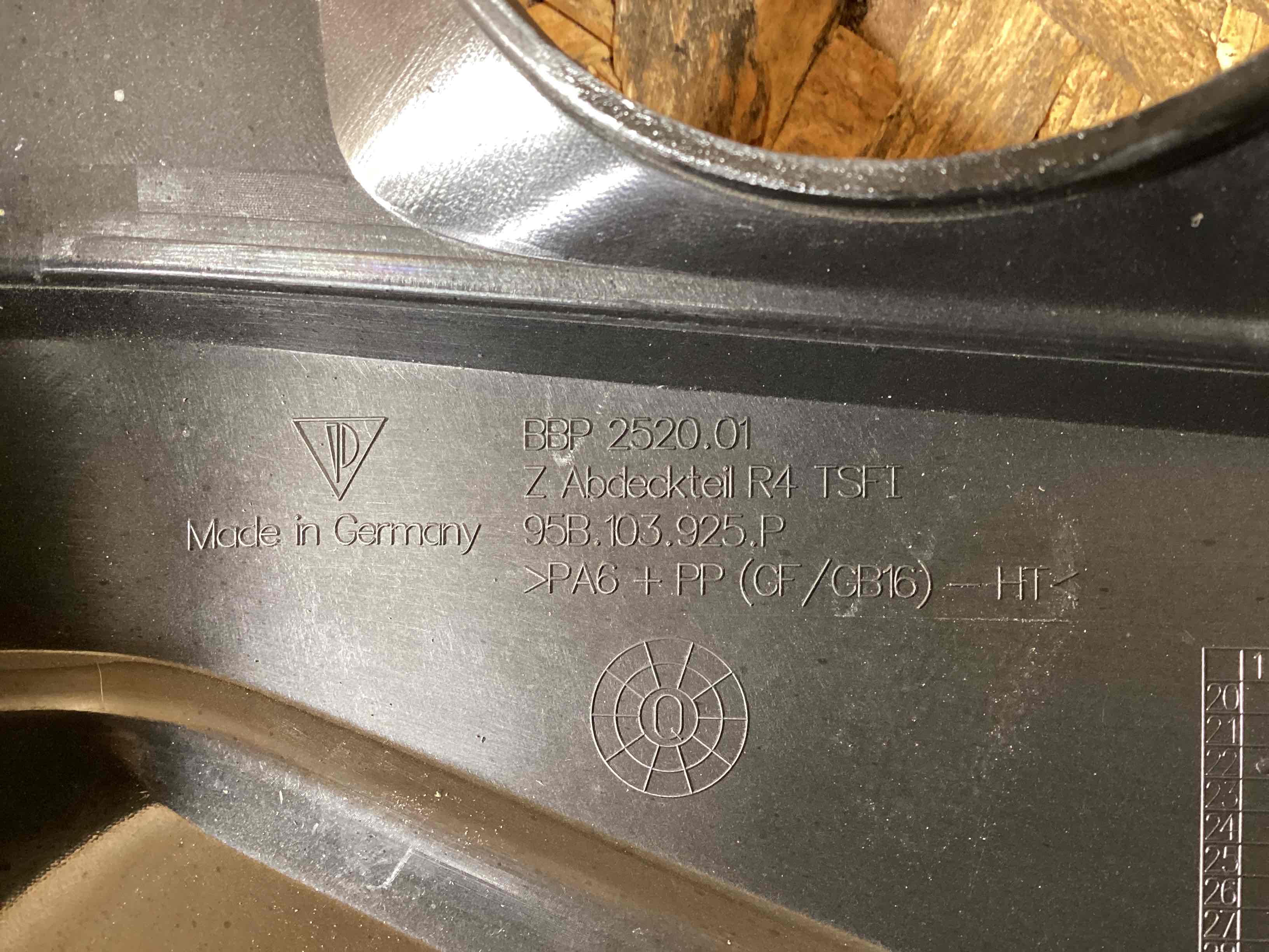 Пластик моторного отсека Porsche Macan 200226-110