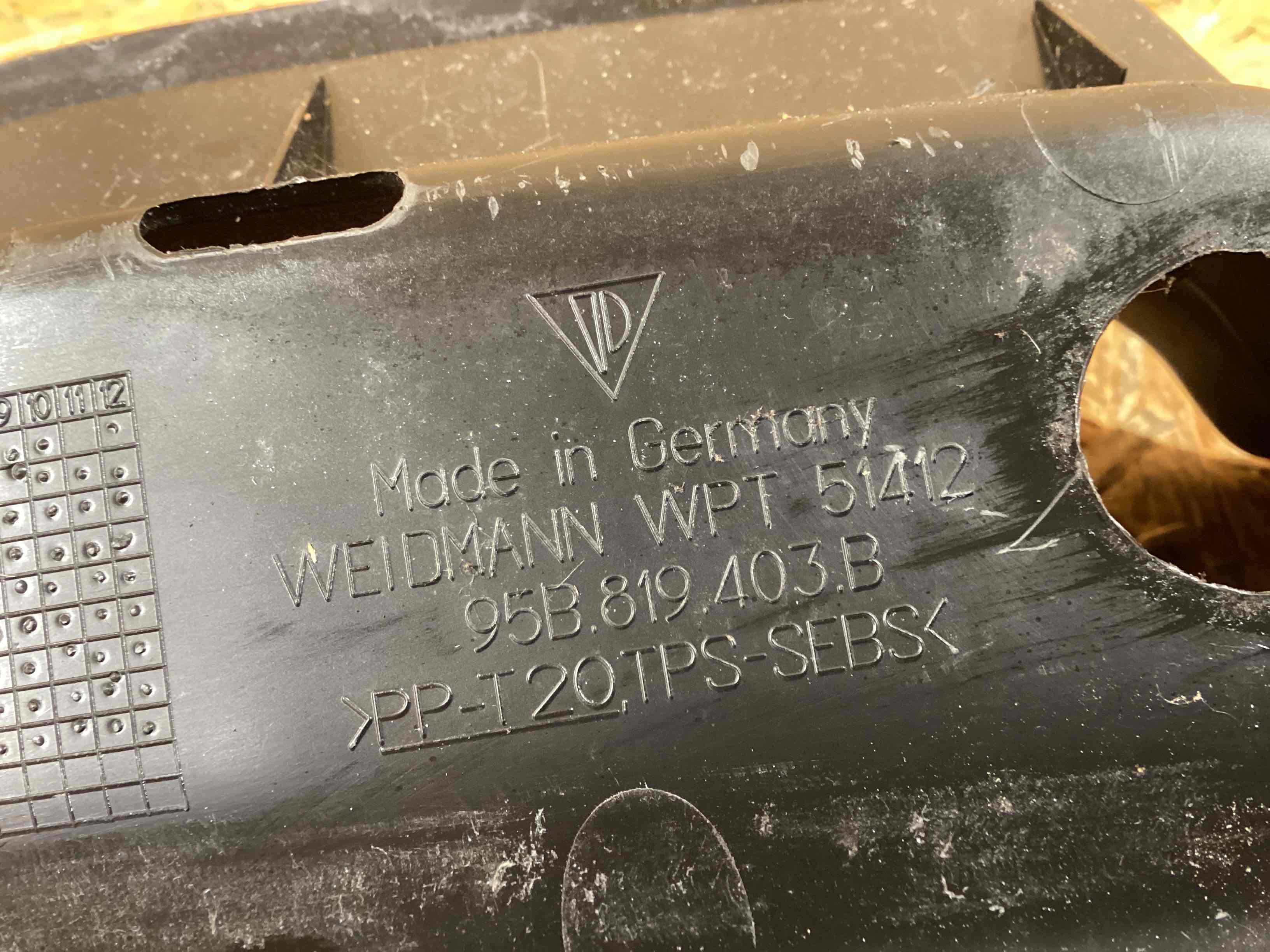 Жабо трапеции дворников, крепление жабо Porsche Macan 200226-112