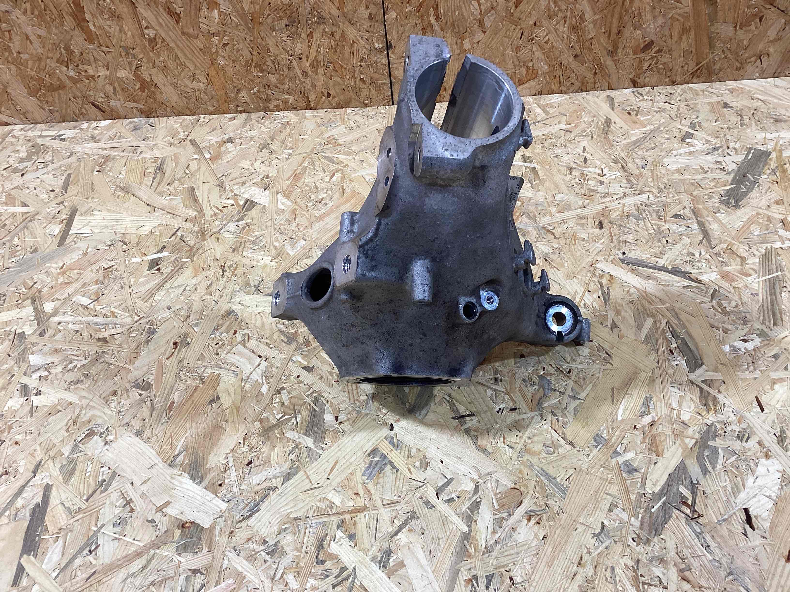 Кулак поворотный правый Porsche 911 200326-120