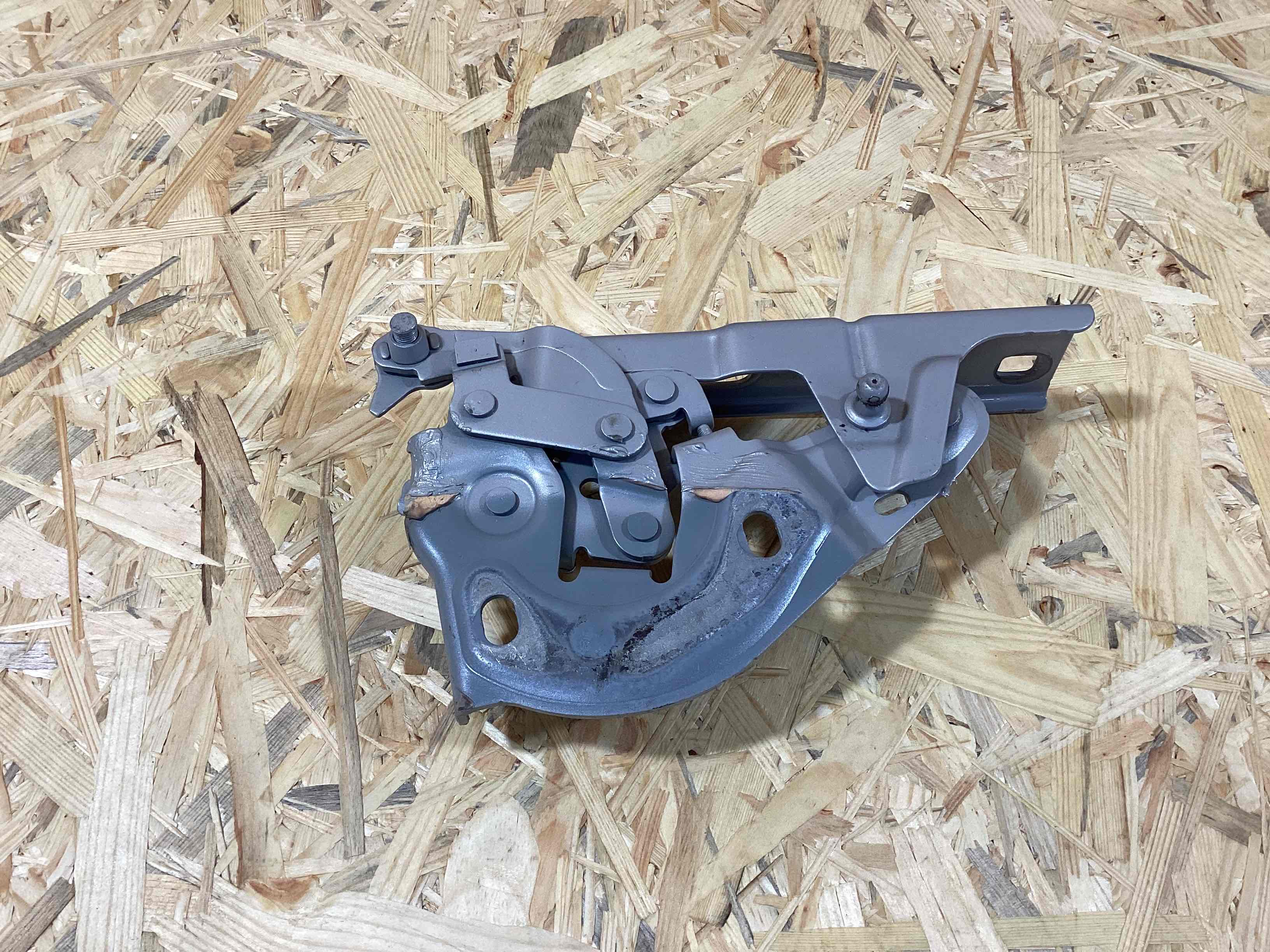 Петля (кронштейн) капота Porsche Cayenne 200426-115
