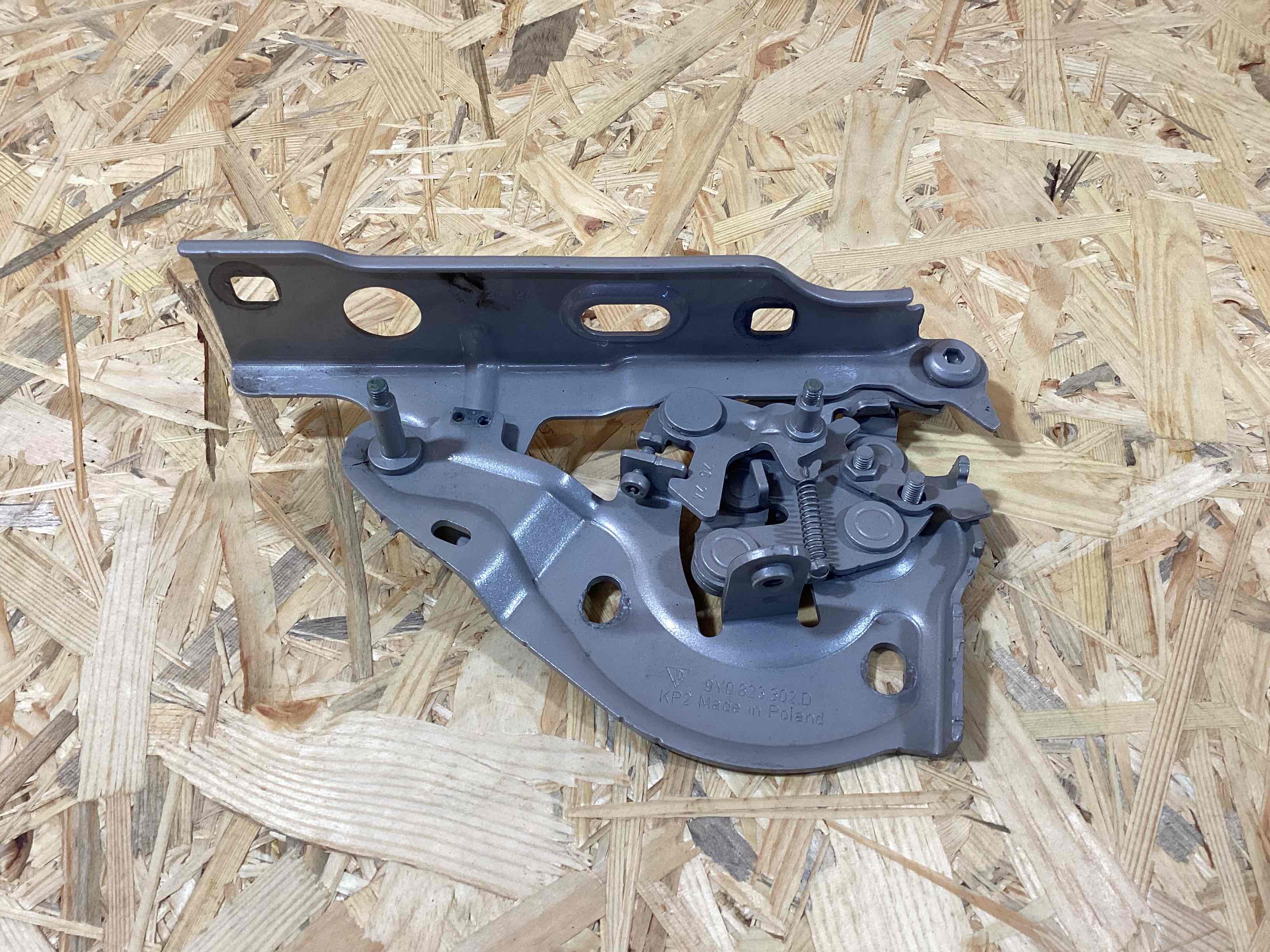 Петля (кронштейн) капота Porsche Cayenne 200426-115