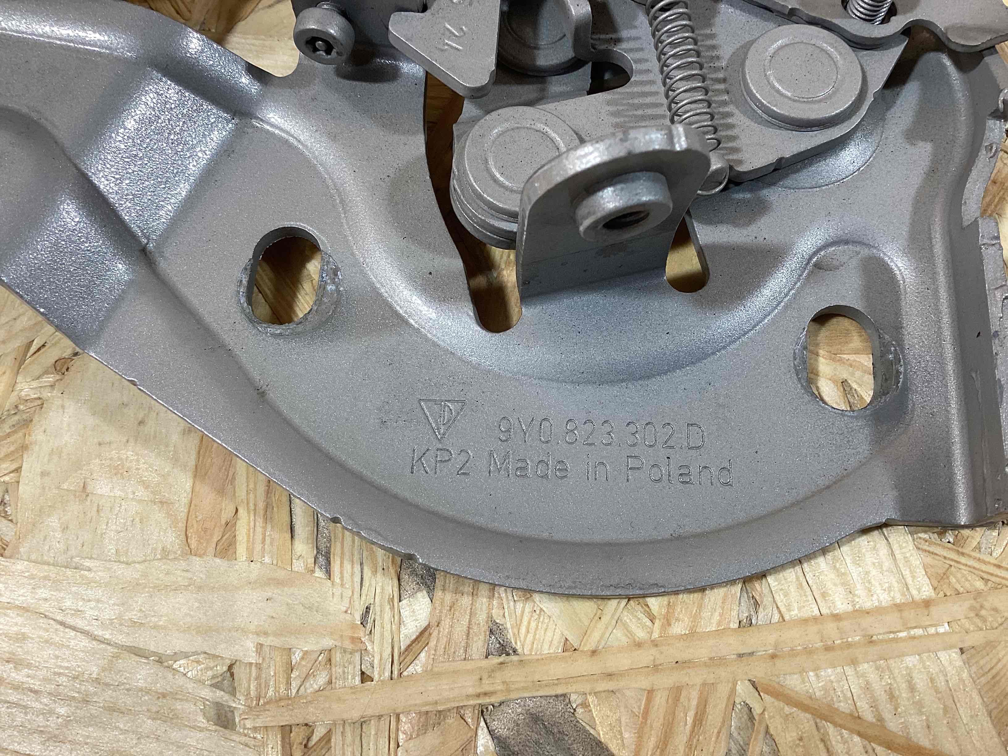 Петля (кронштейн) капота Porsche Cayenne 200426-115