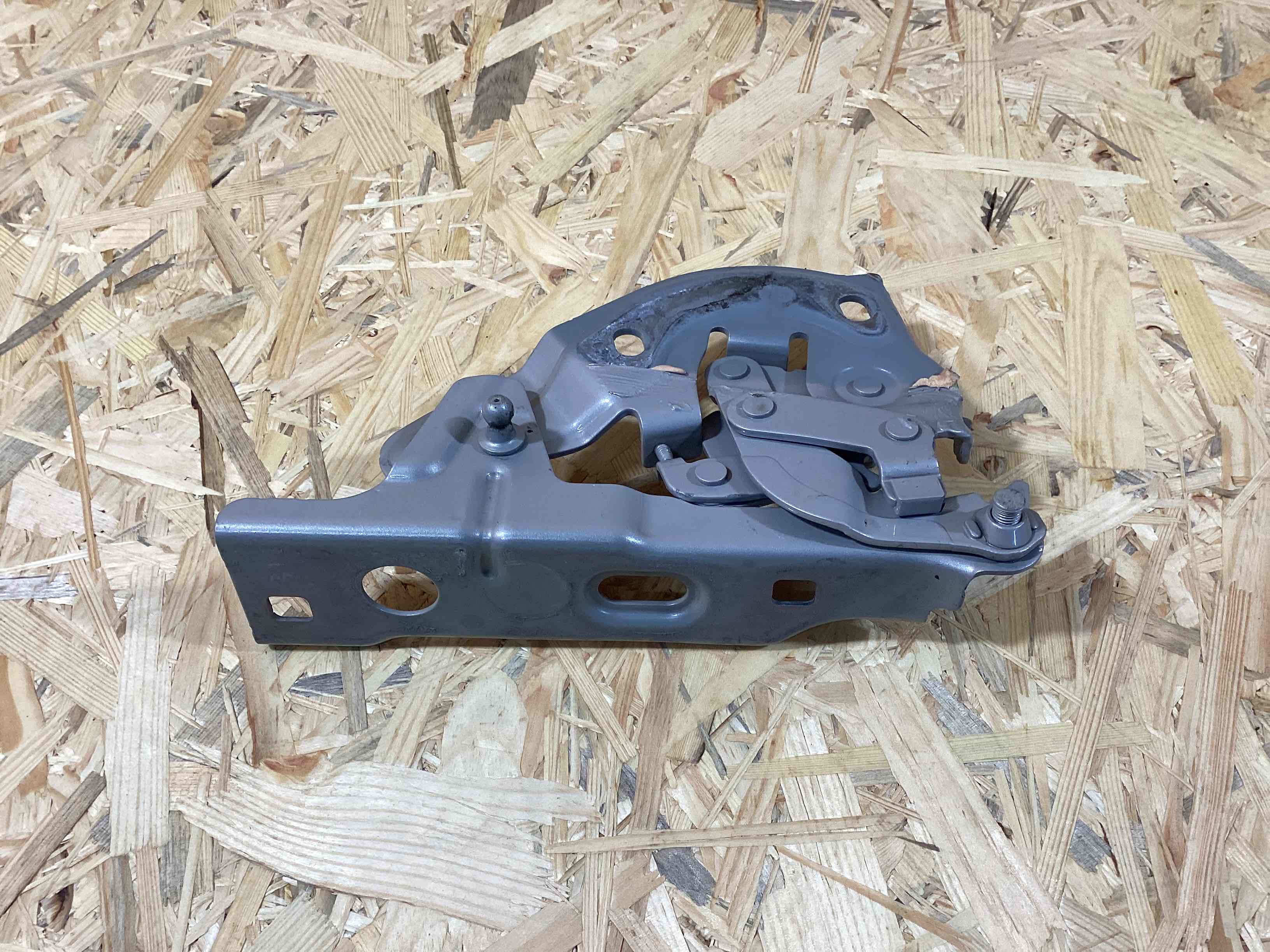 Петля (кронштейн) капота Porsche Cayenne 200426-115