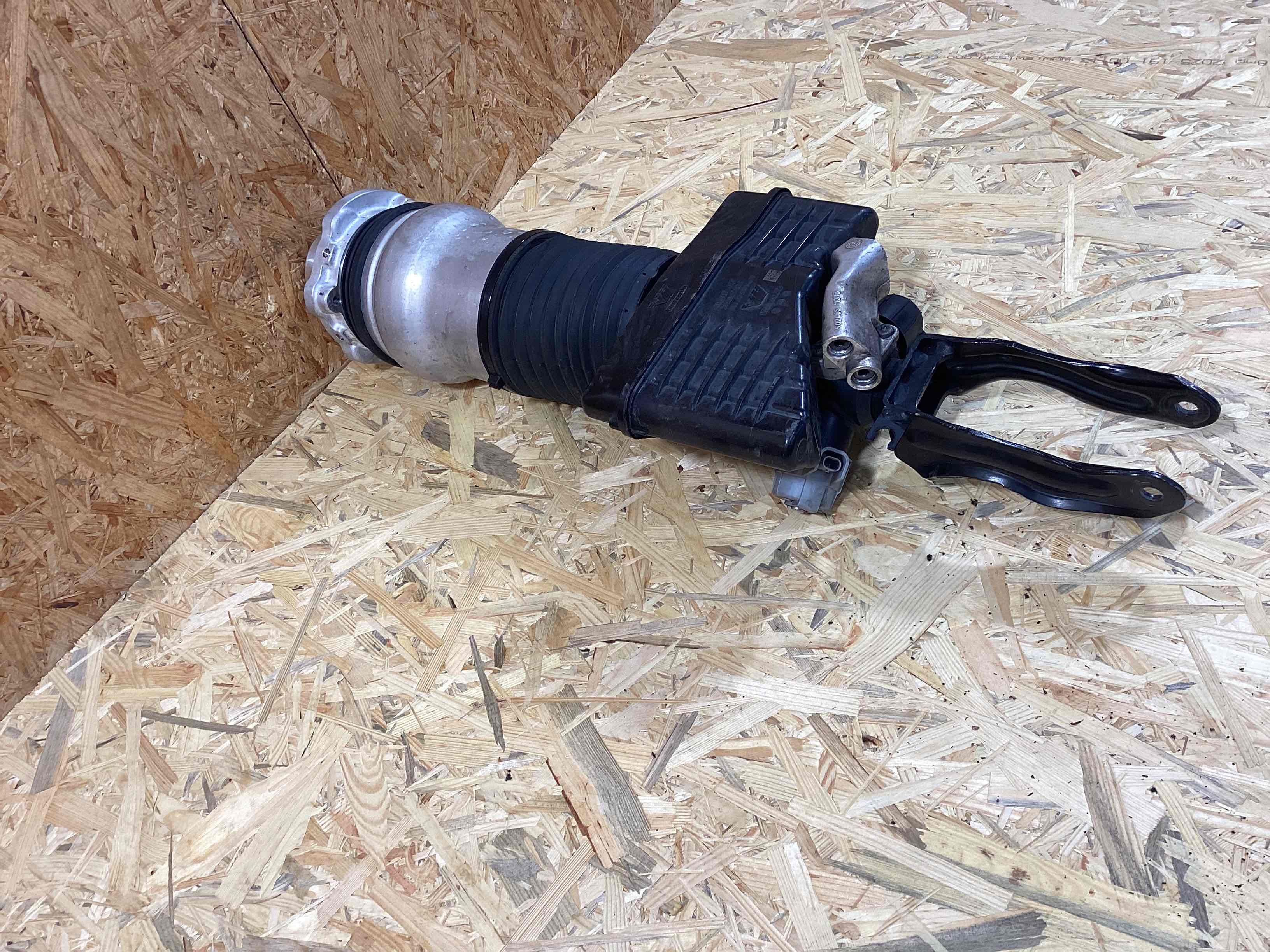 Амортизатор передний левый Porsche Panamera 200426-120