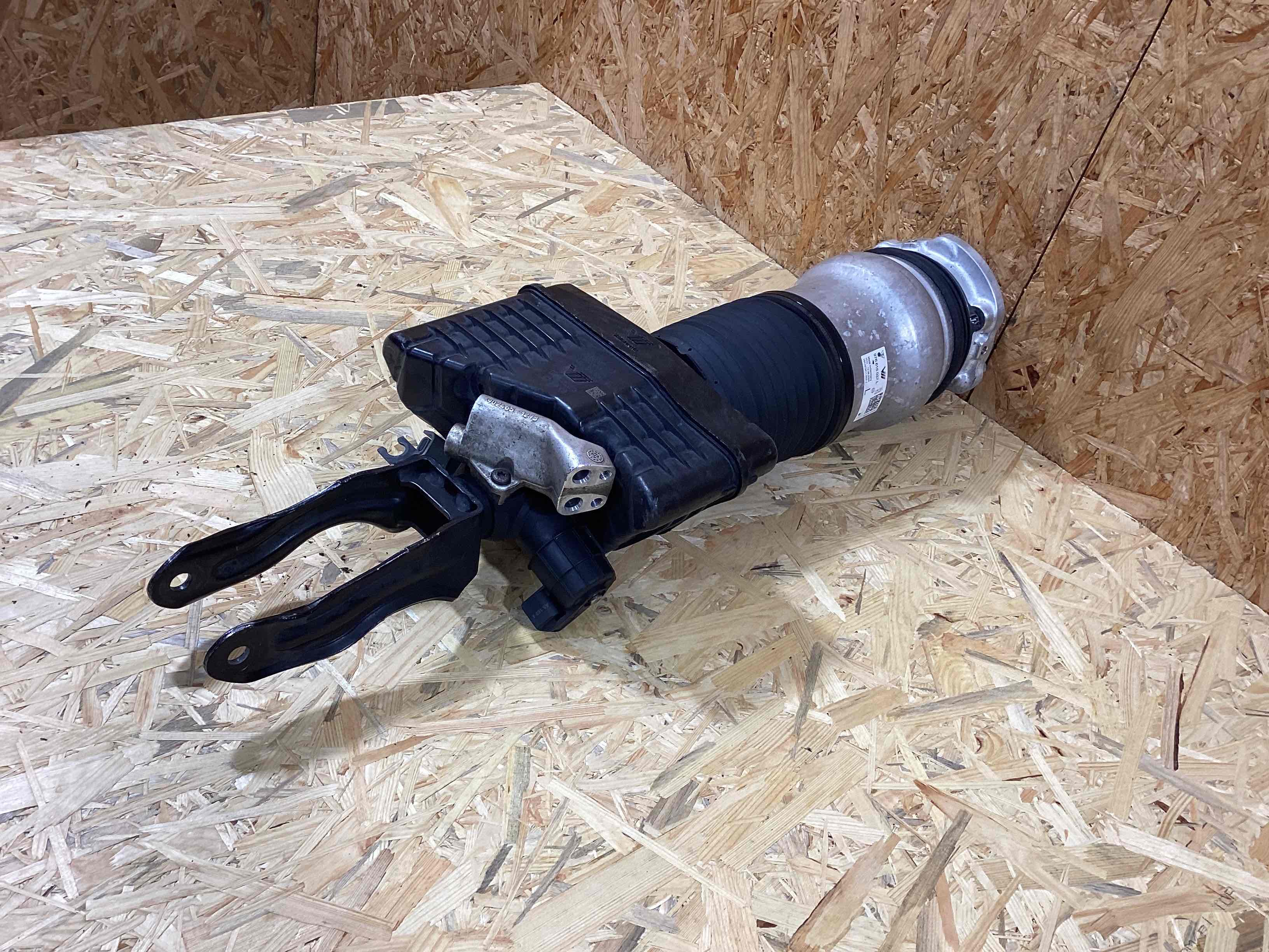 Амортизатор передний левый Porsche Panamera 200426-120