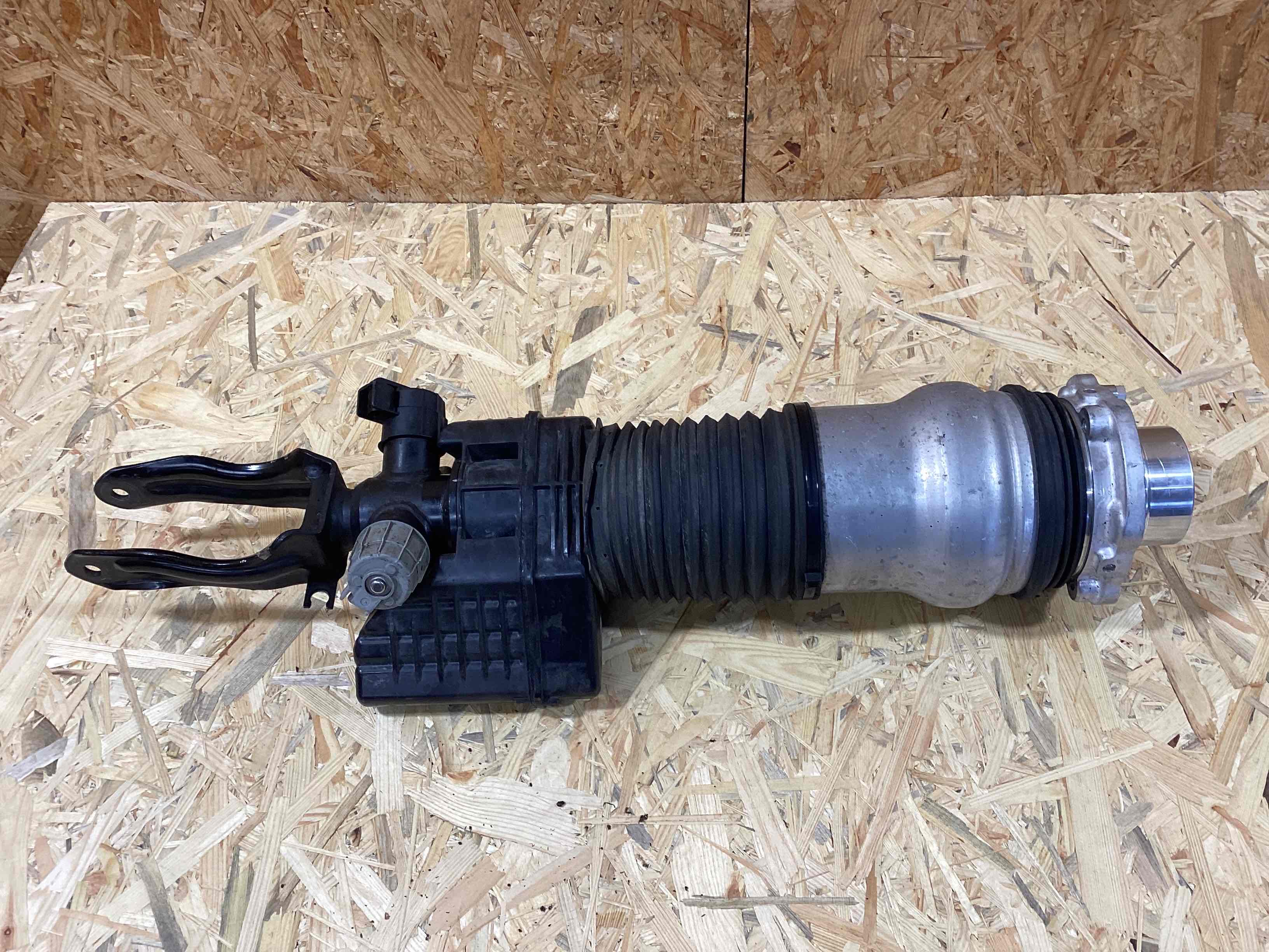 Амортизатор передний левый Porsche Panamera 200426-120