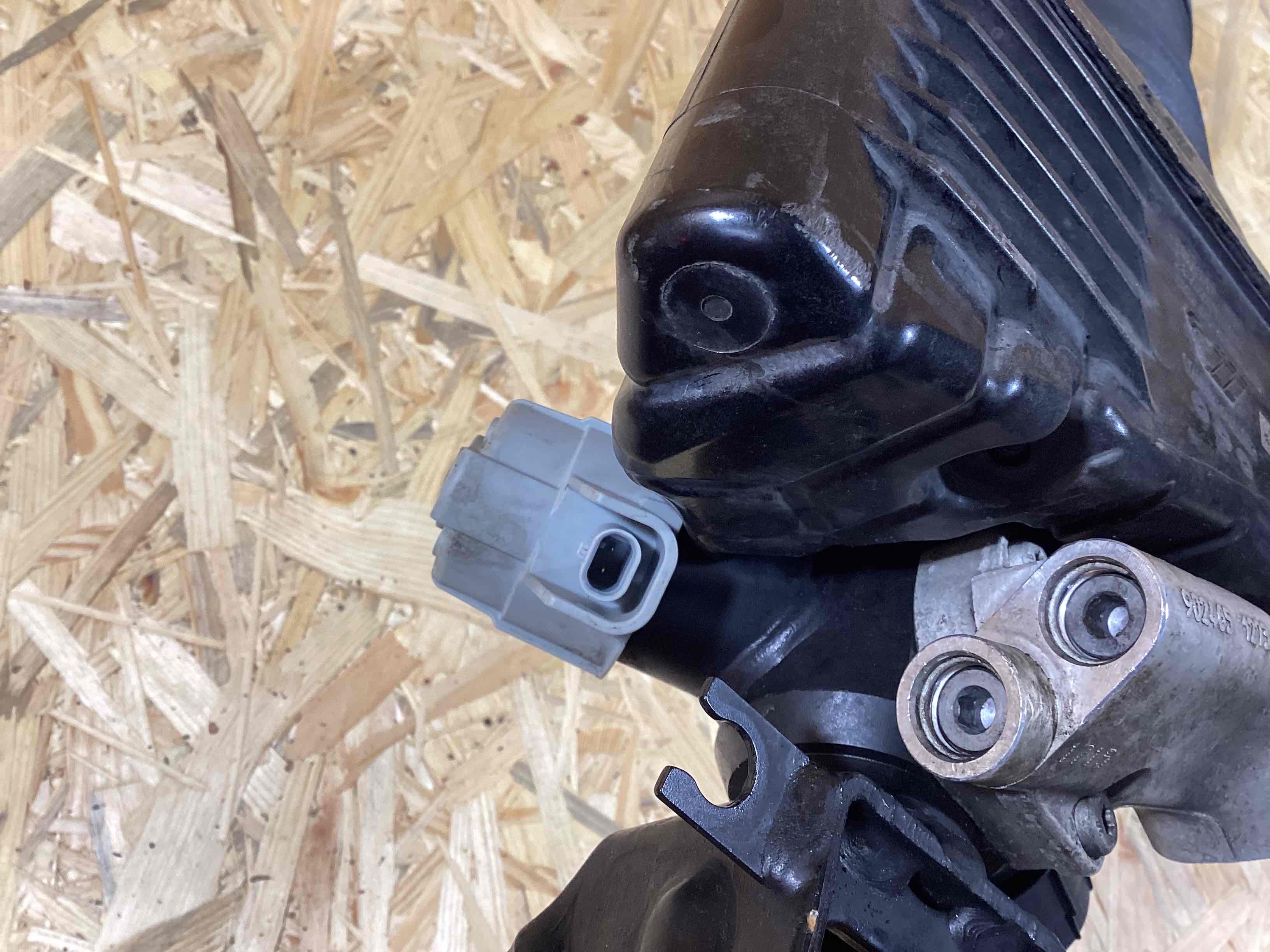 Амортизатор передний левый Porsche Panamera 200426-120