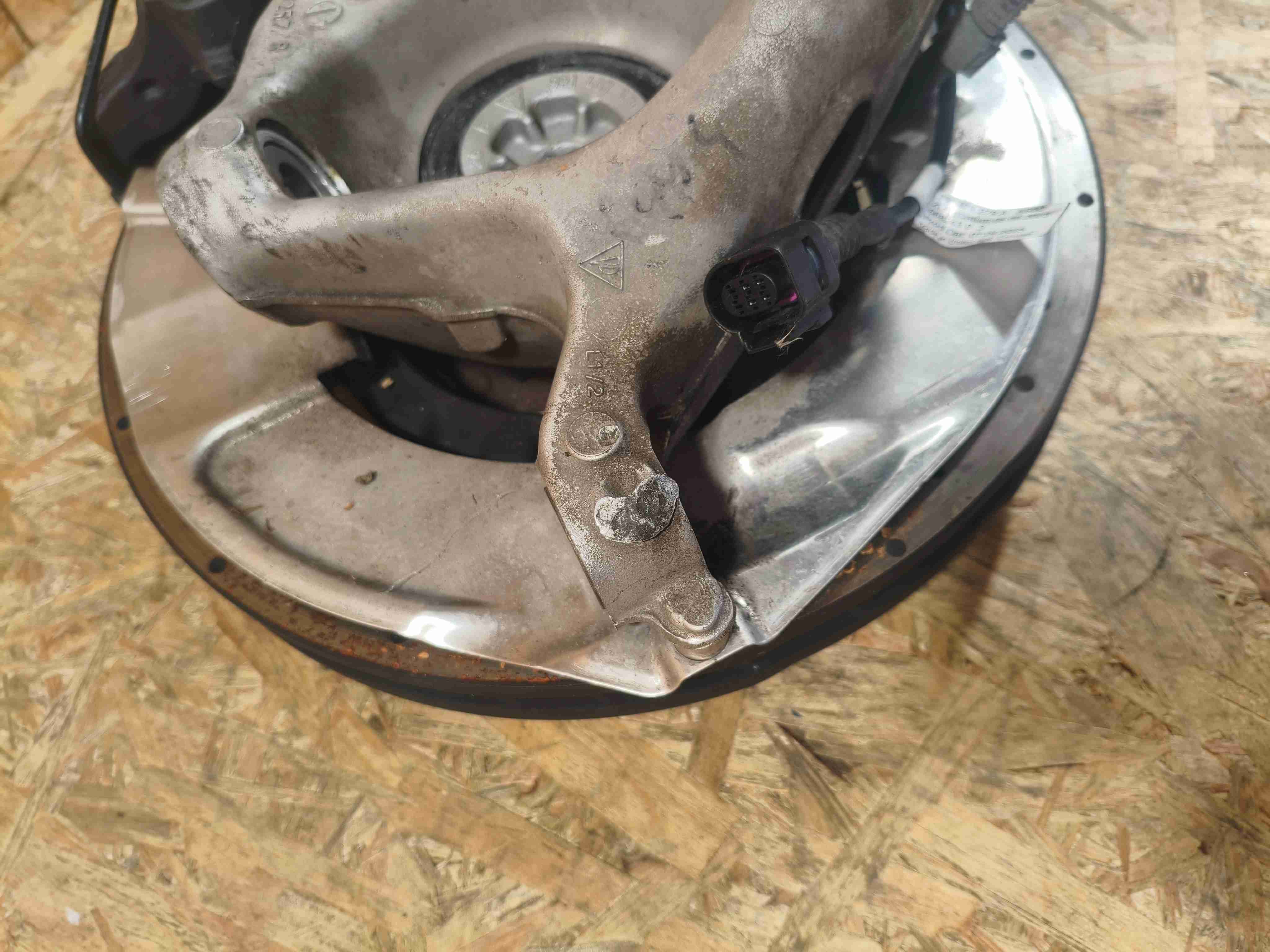 Кулак поворотный левый Porsche 911 200526-107