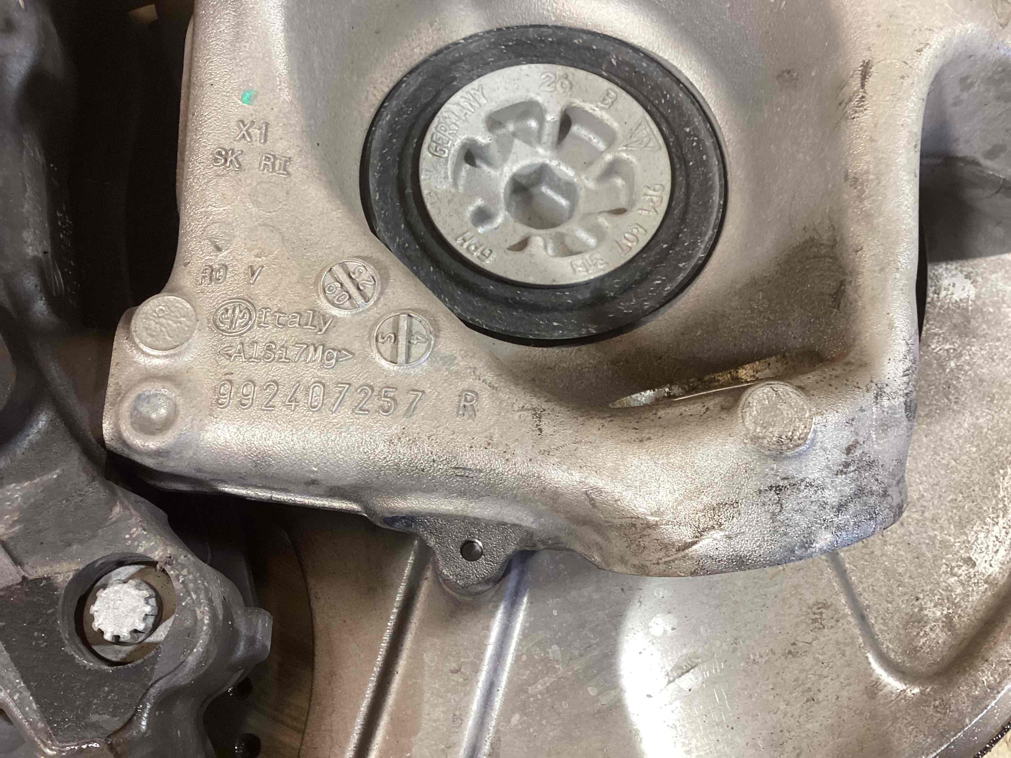 Кулак поворотный левый Porsche 911 200526-107