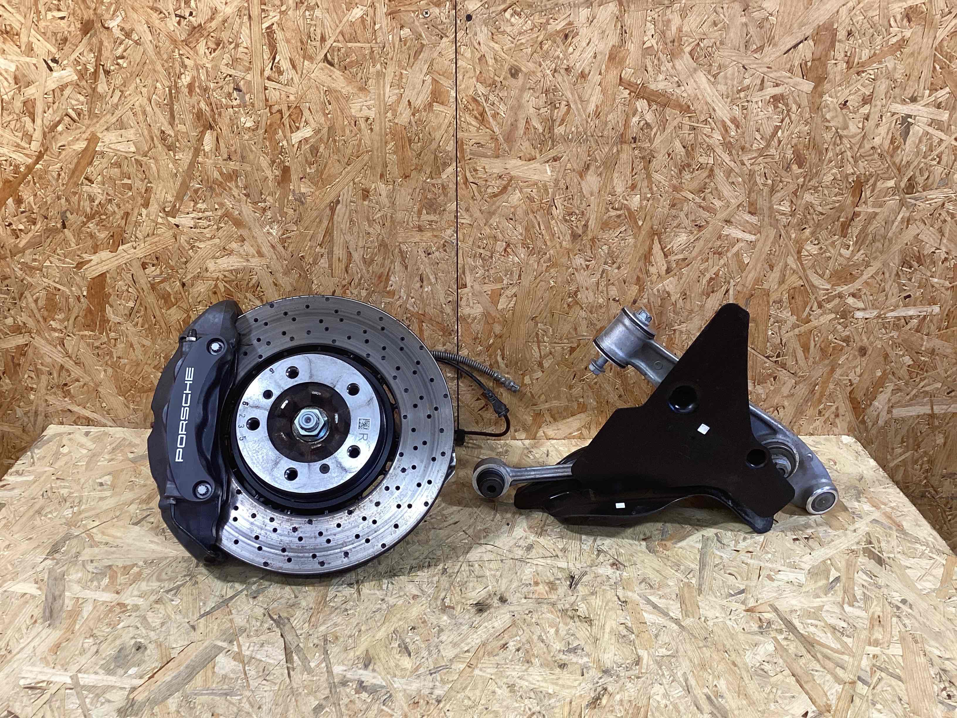 Кулак поворотный правый Porsche 911 200526-108