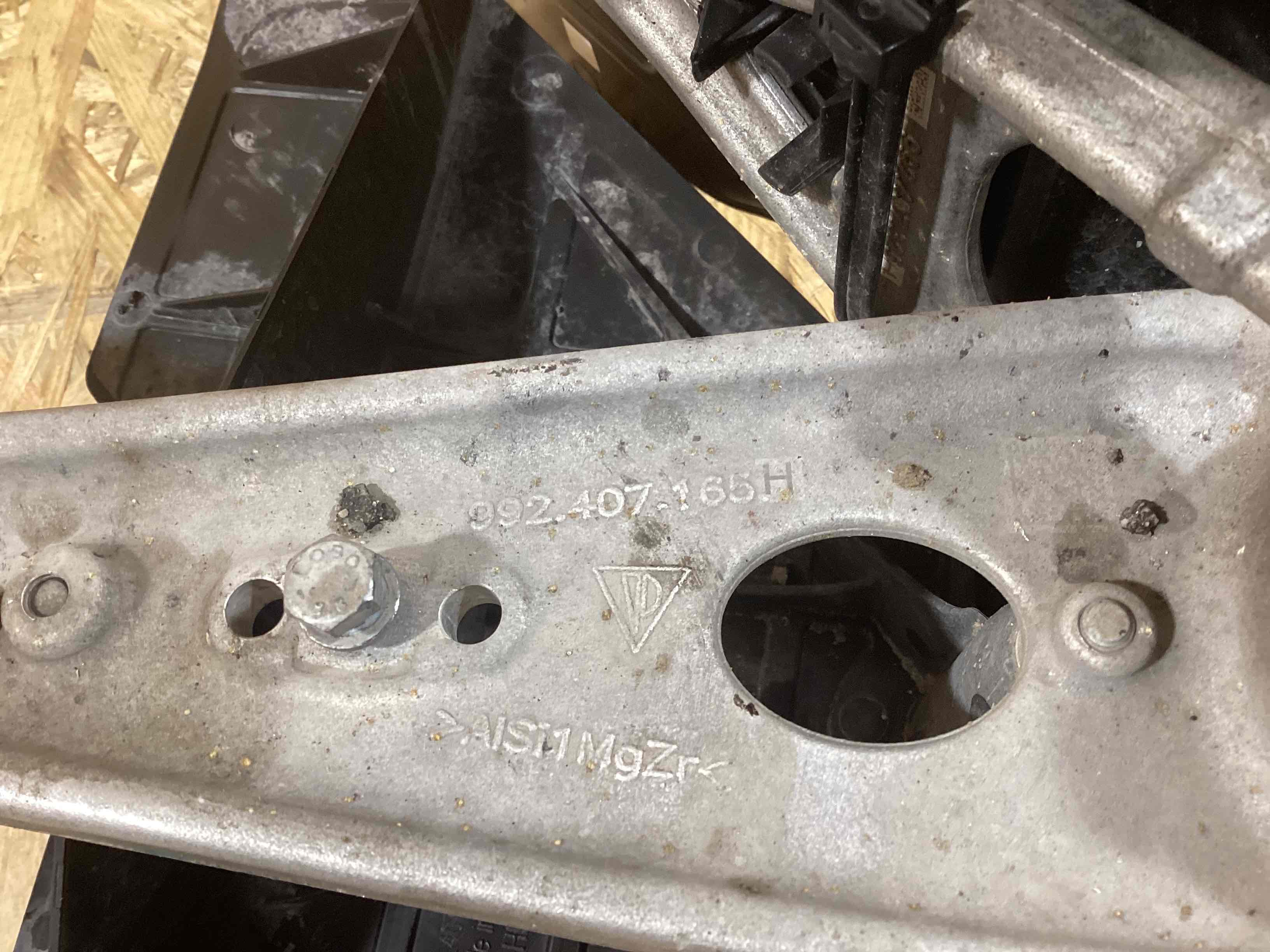 Кулак поворотный правый Porsche 911 200526-108