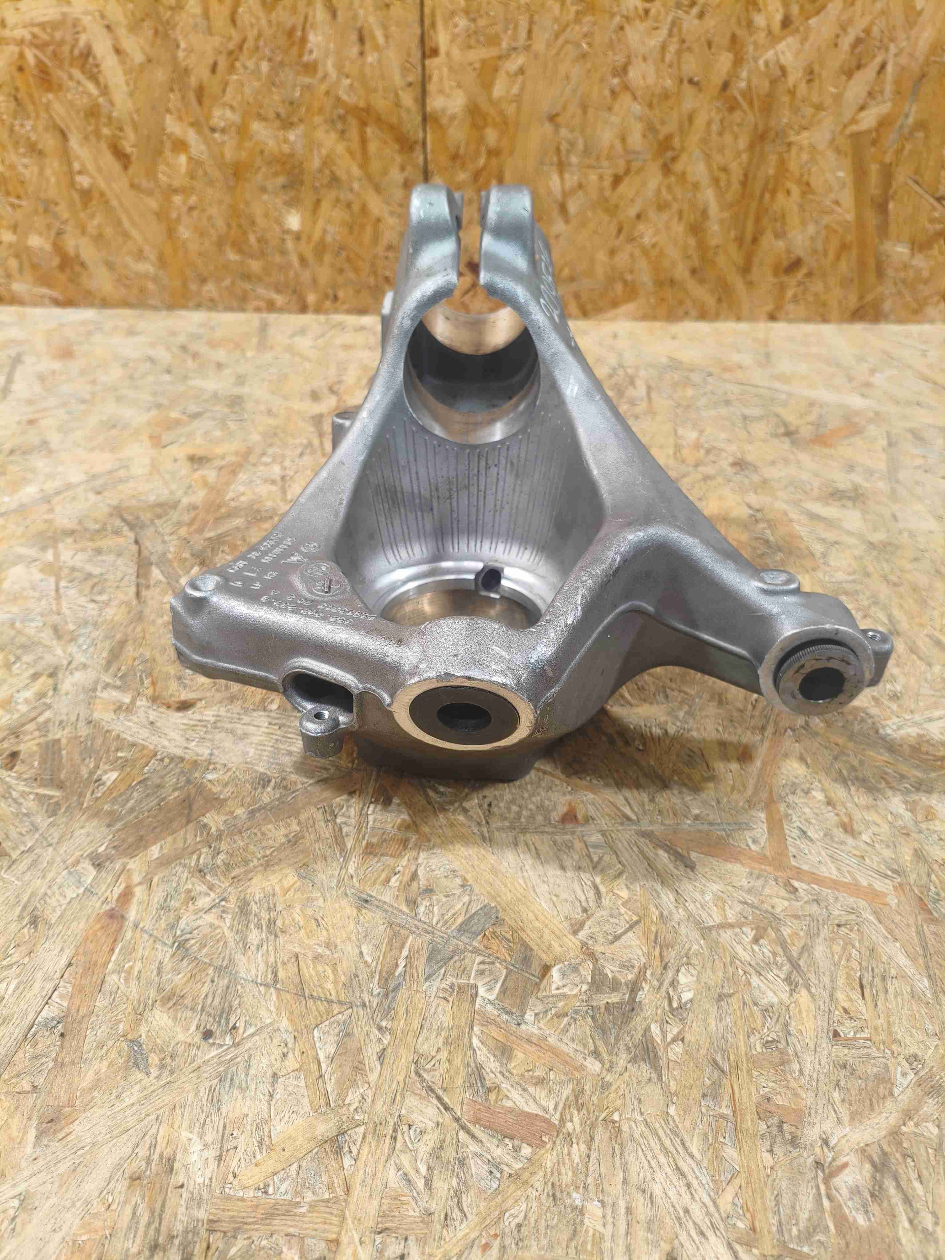 Кулак поворотный левый Porsche 911 200526-138