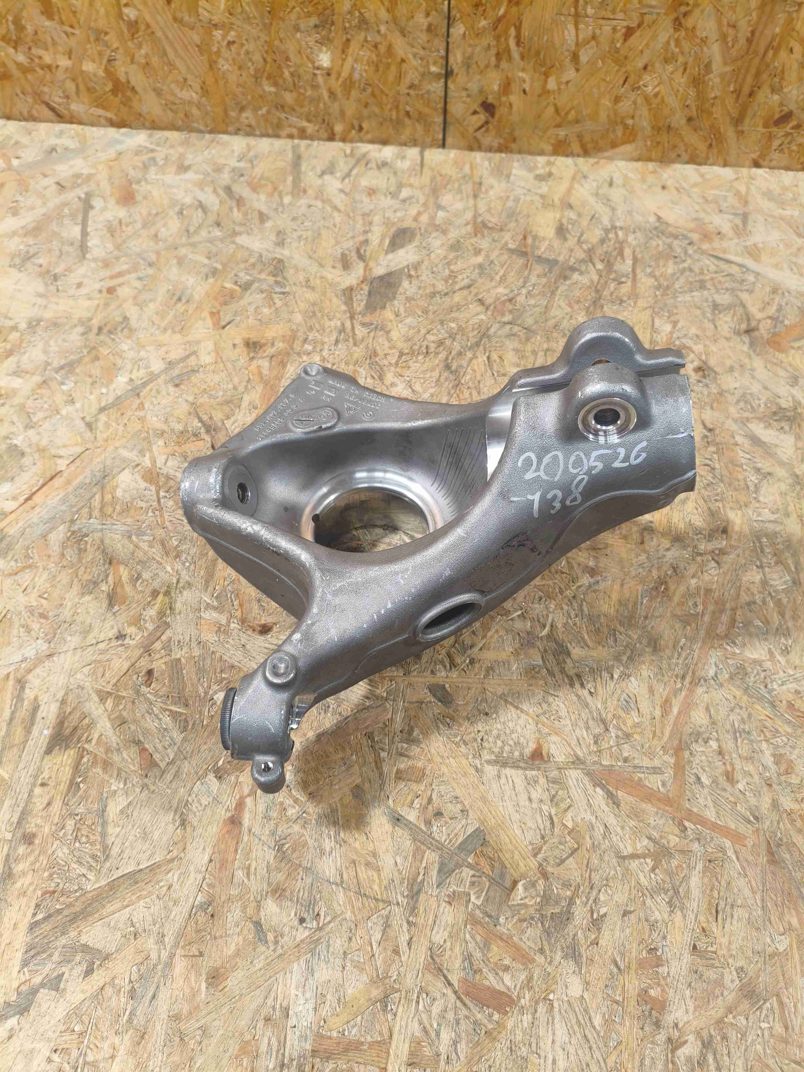 Кулак поворотный левый Porsche 911 200526-138