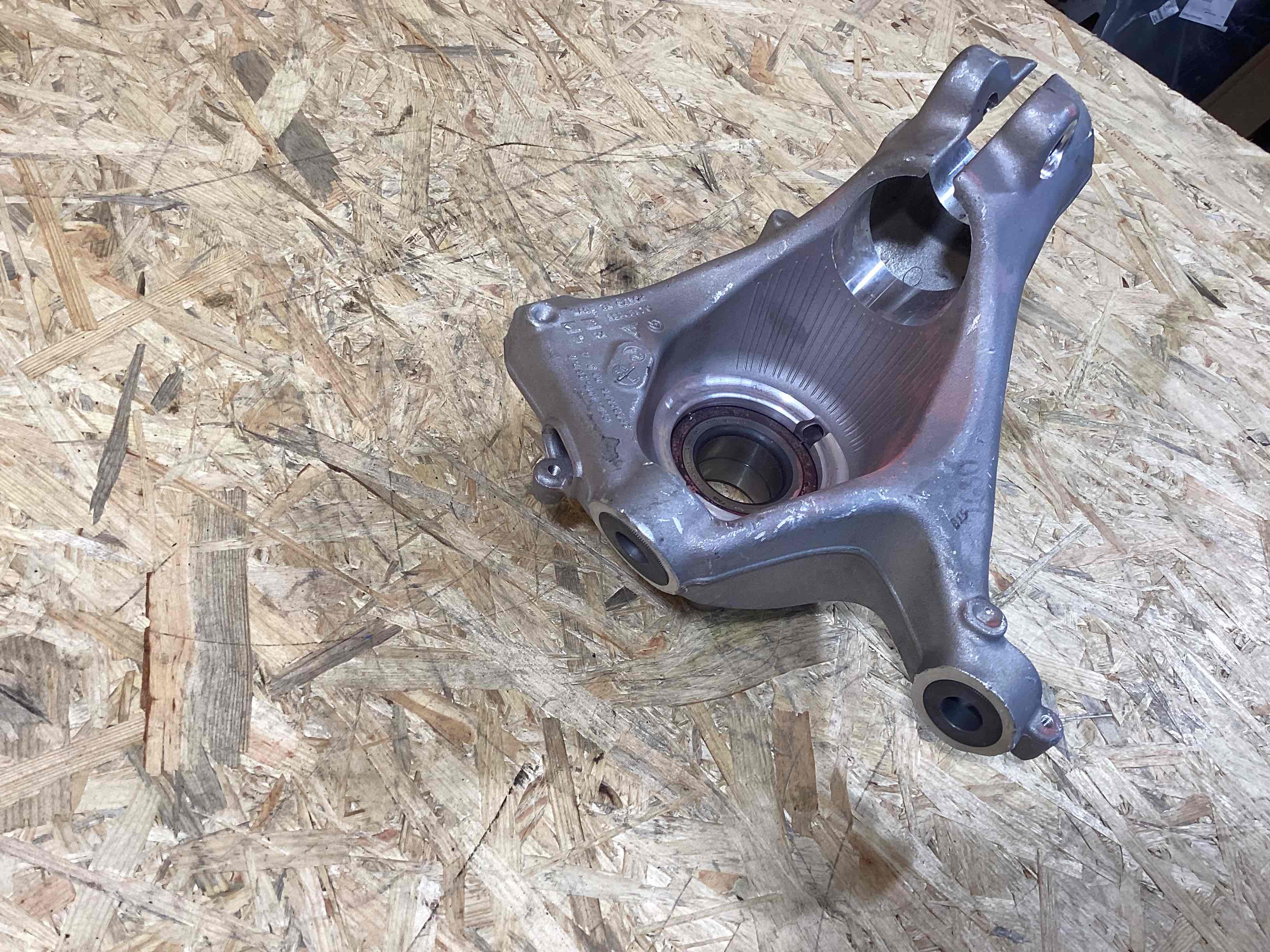 Кулак поворотный левый Porsche 911 200526-138