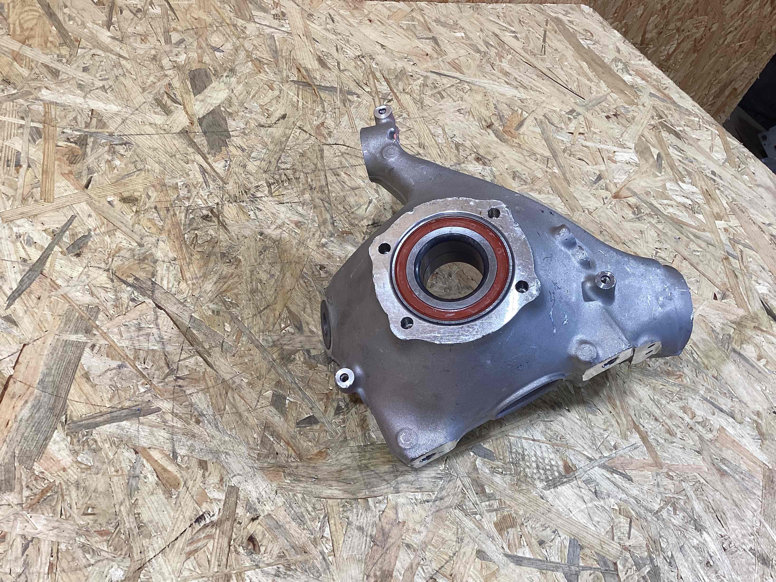 Кулак поворотный левый Porsche 911 200526-138