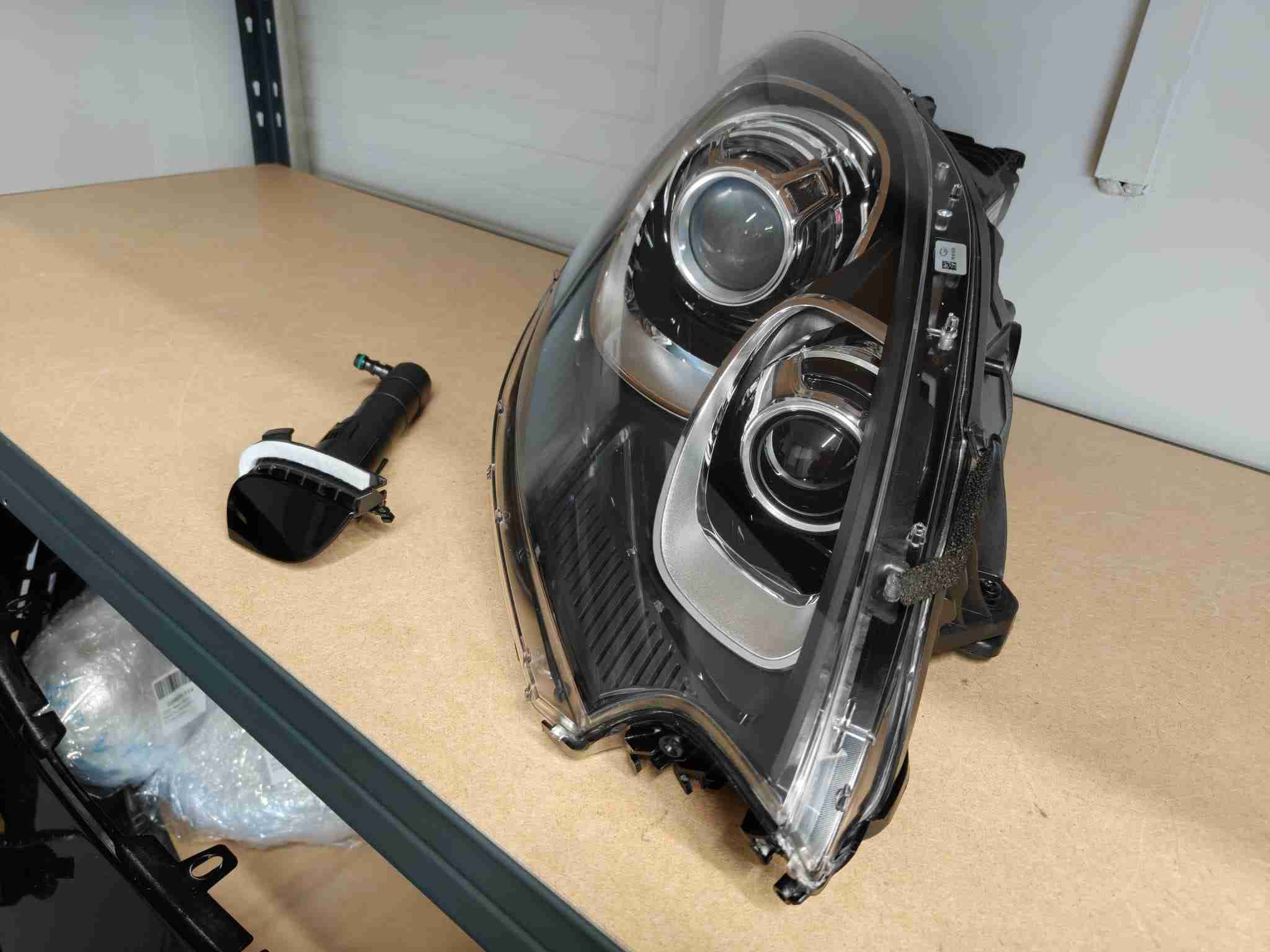 Фара права Porsche Macan 200826-201