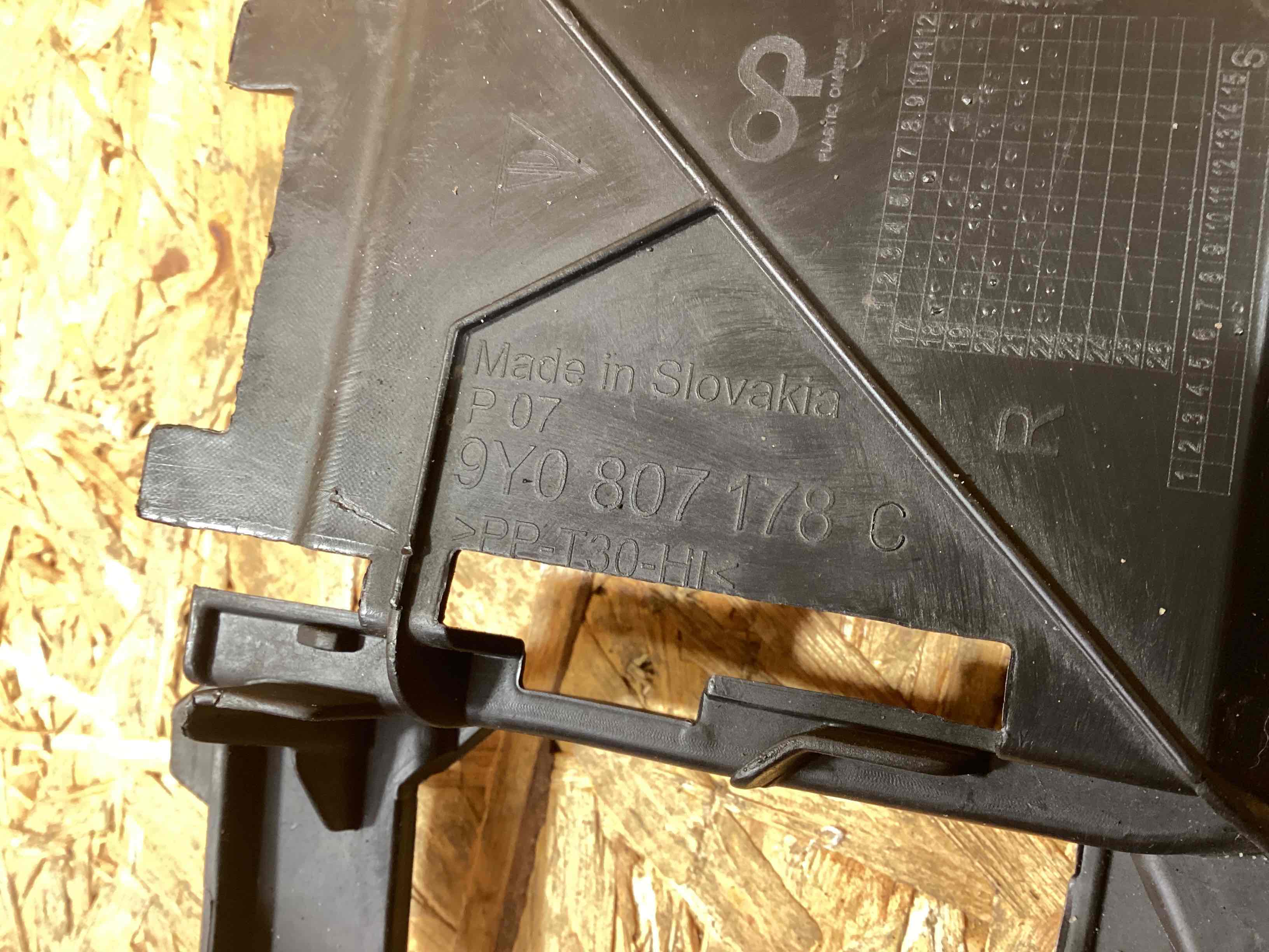 Заглушка, вставка (решетка) в бампер Porsche Cayenne 210126-107