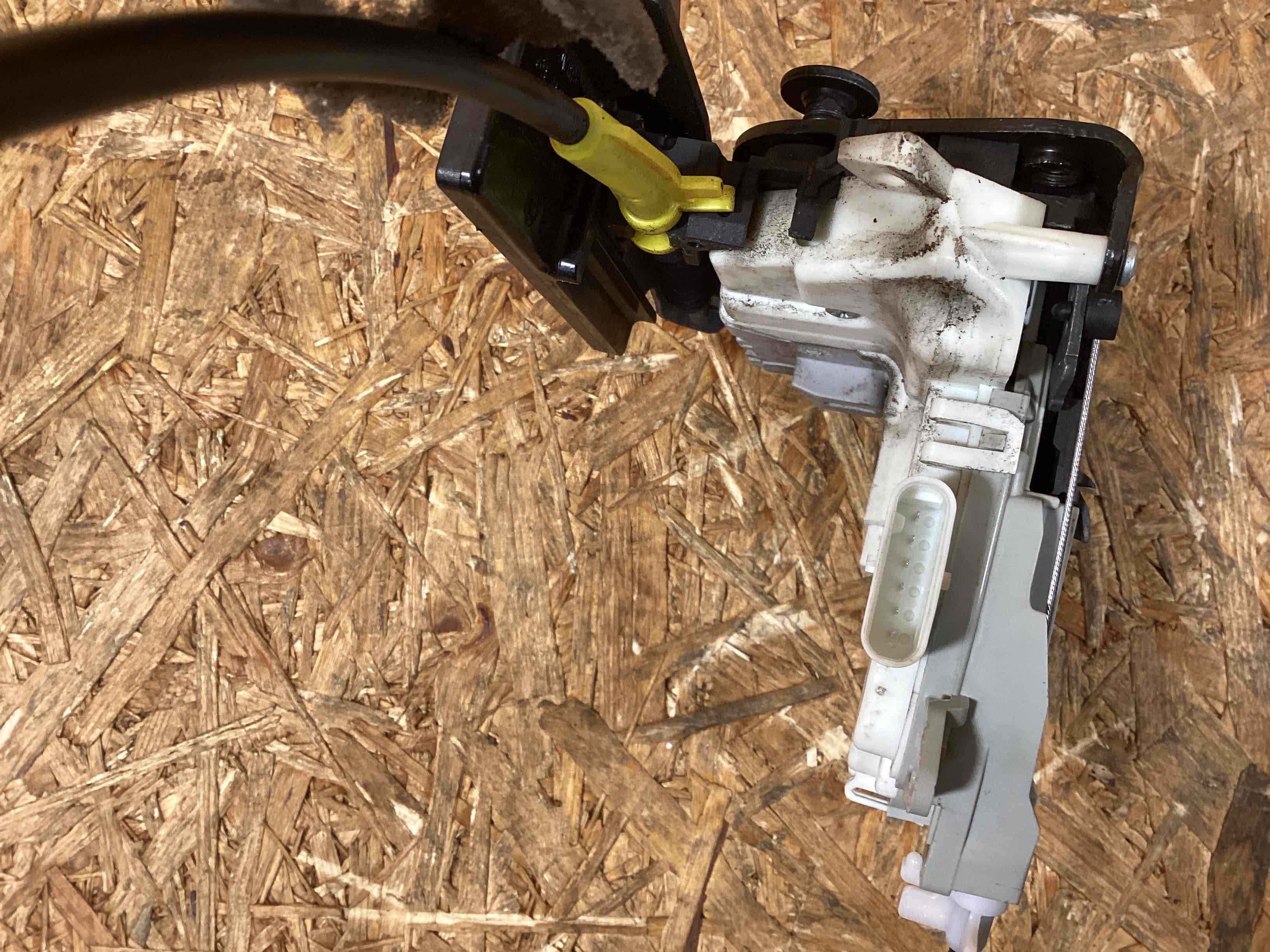 Замок двери передней левой Porsche Macan 210126-109