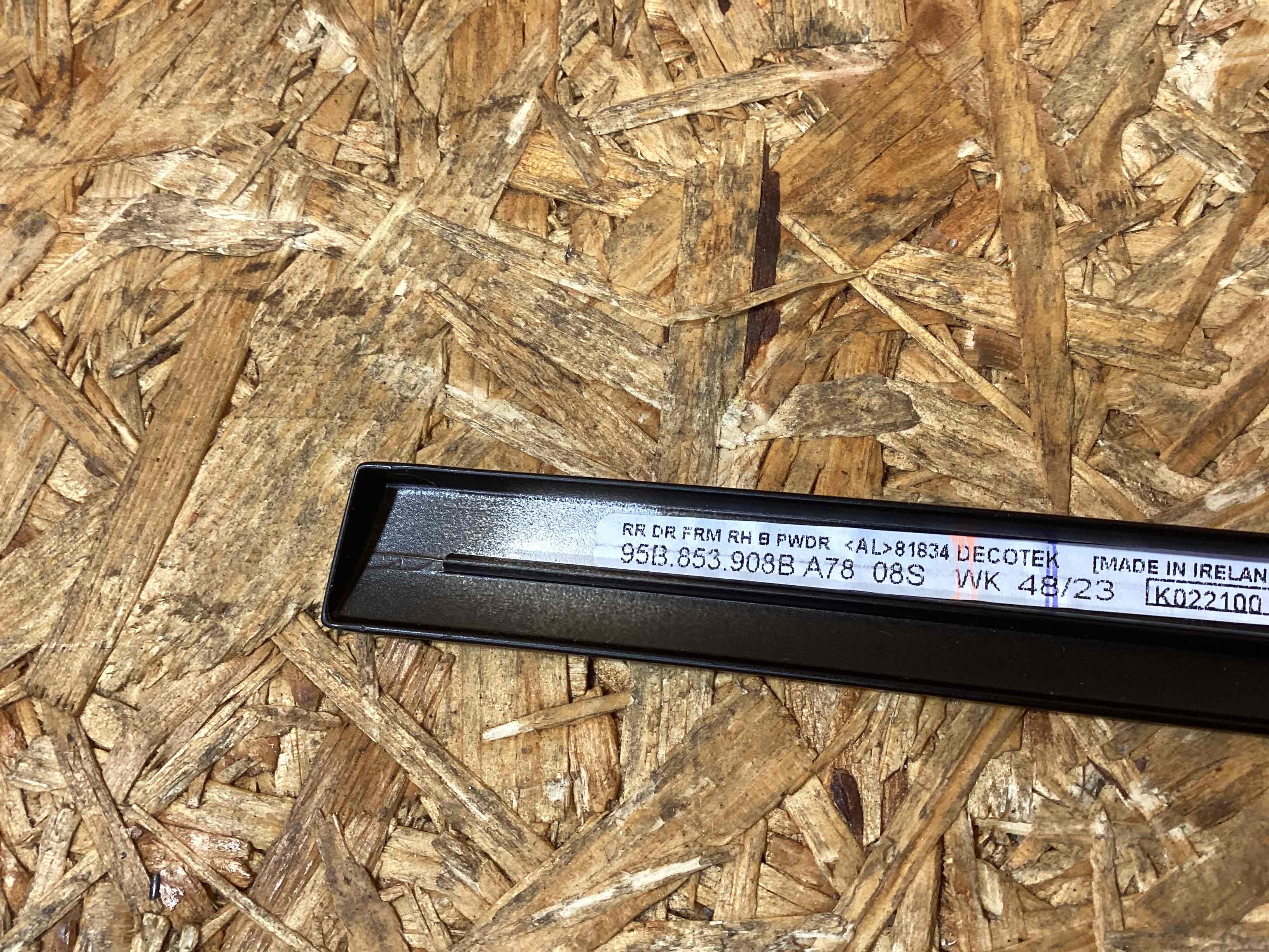 Молдинг двери задней правой Porsche Macan 220126-105