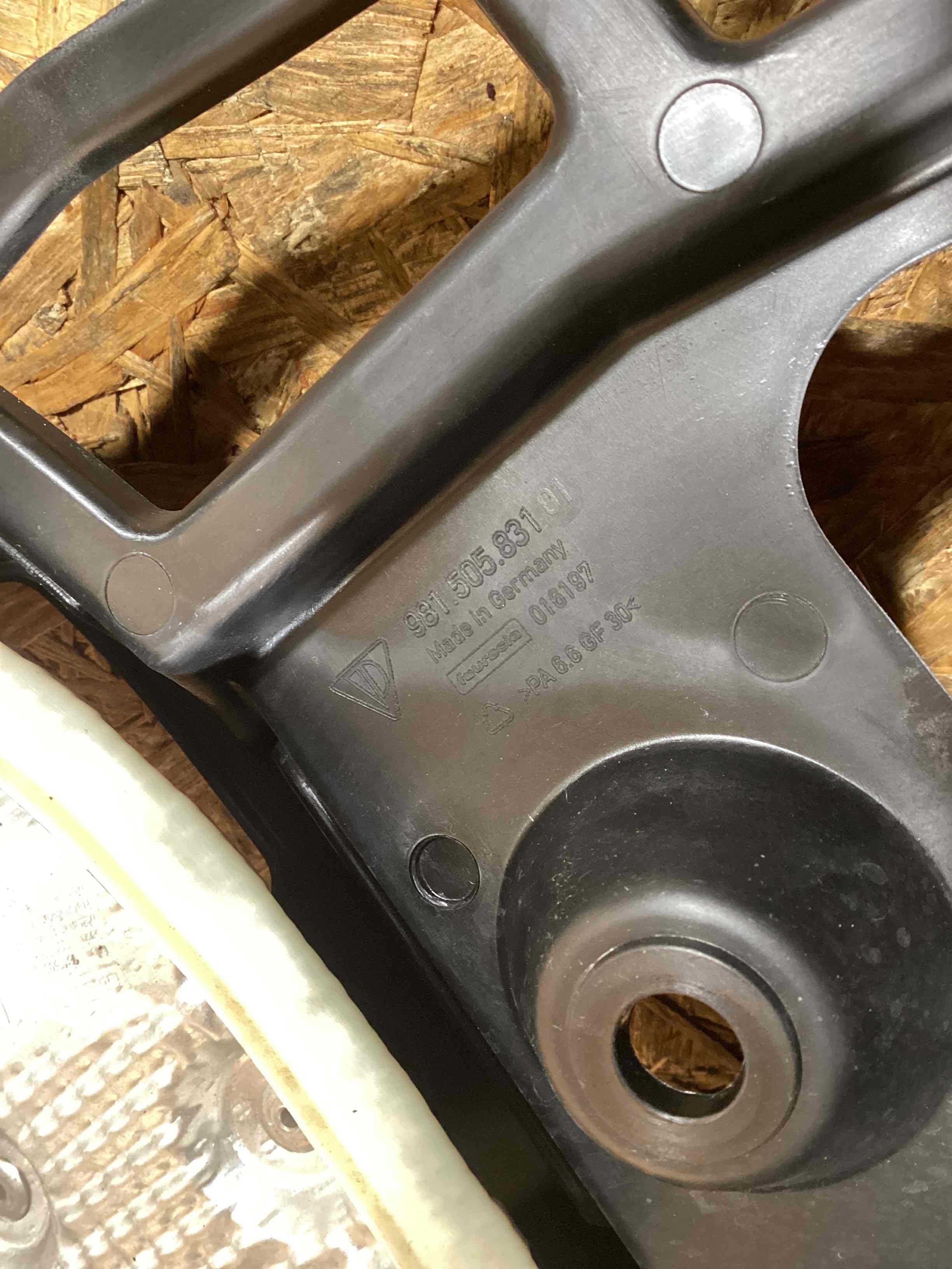 Крепление бампера Porsche Cayman 220126-106