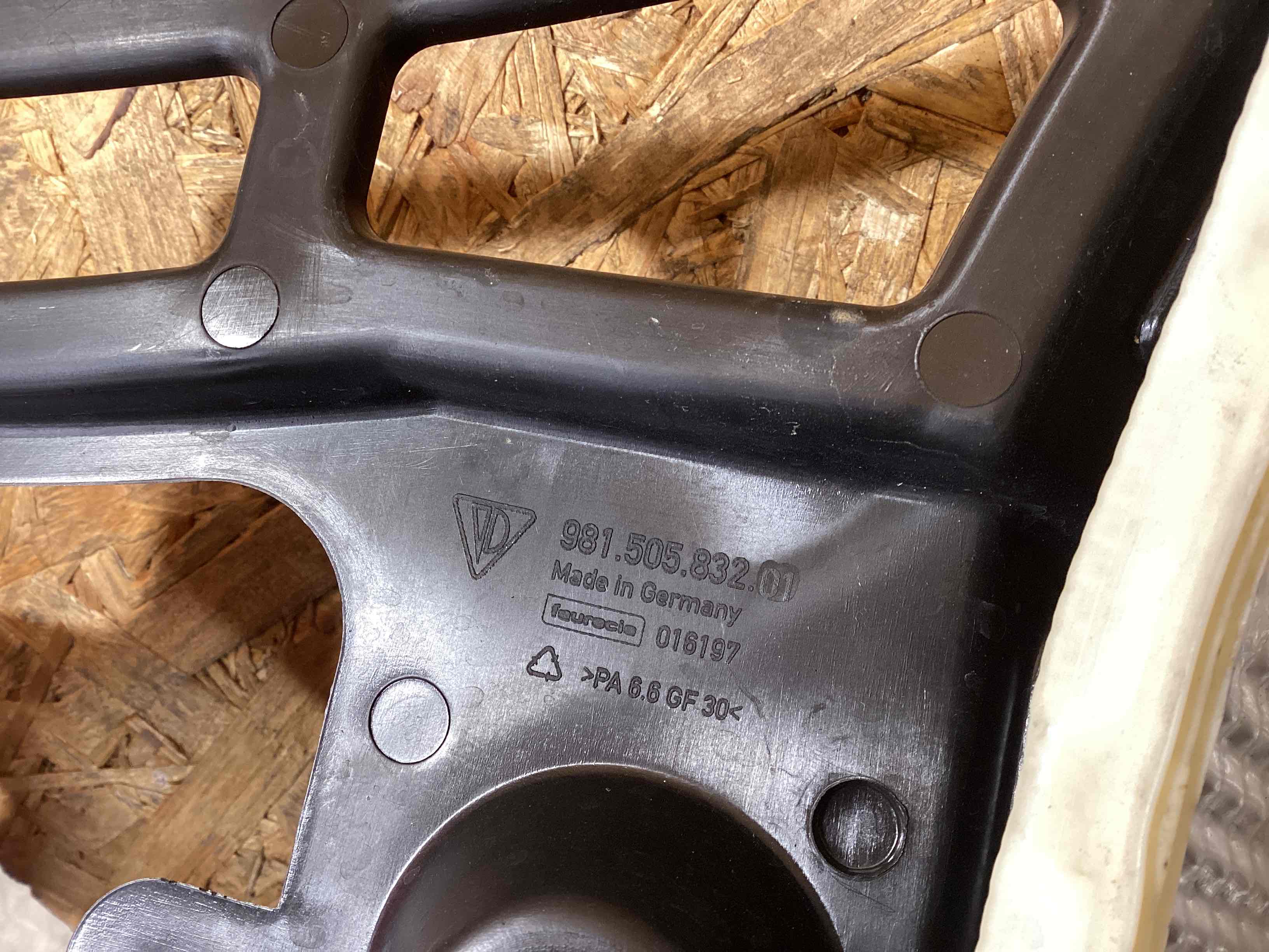 Крепление бампера Porsche Cayman 220126-107