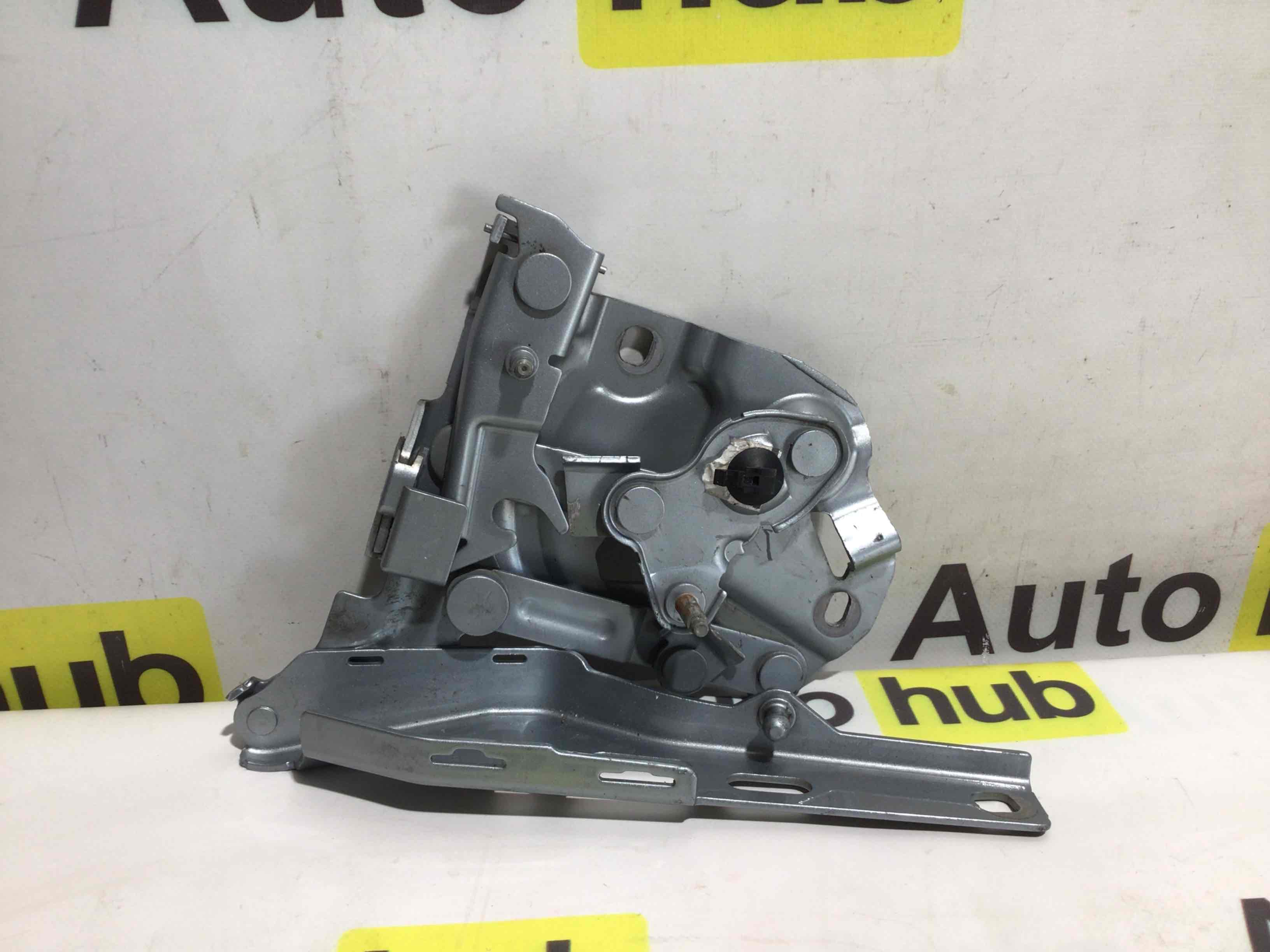 Петля (кронштейн) капота Porsche Taycan 220925-006
