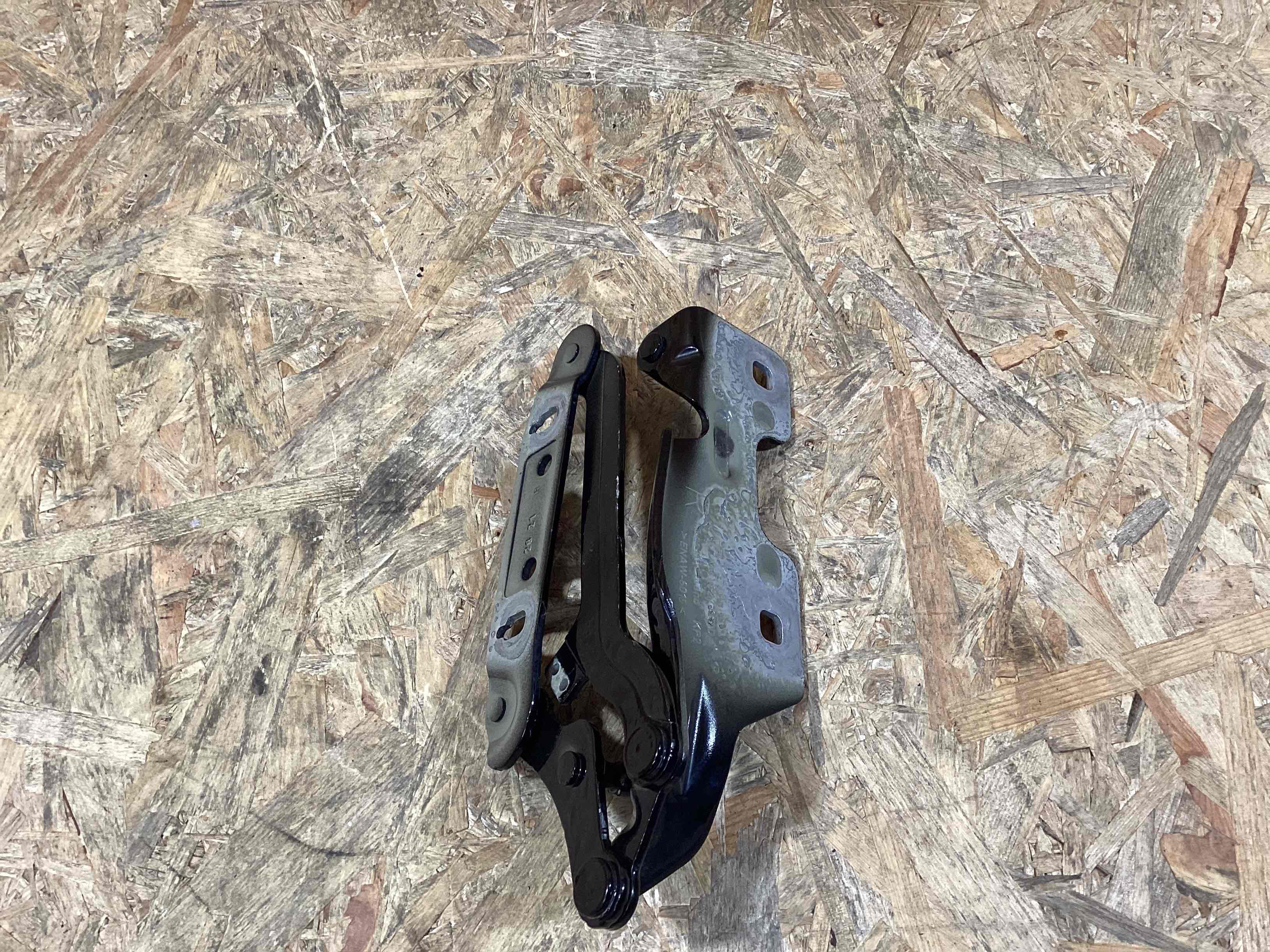 Петля (кронштейн) капота Porsche 911 220926-115
