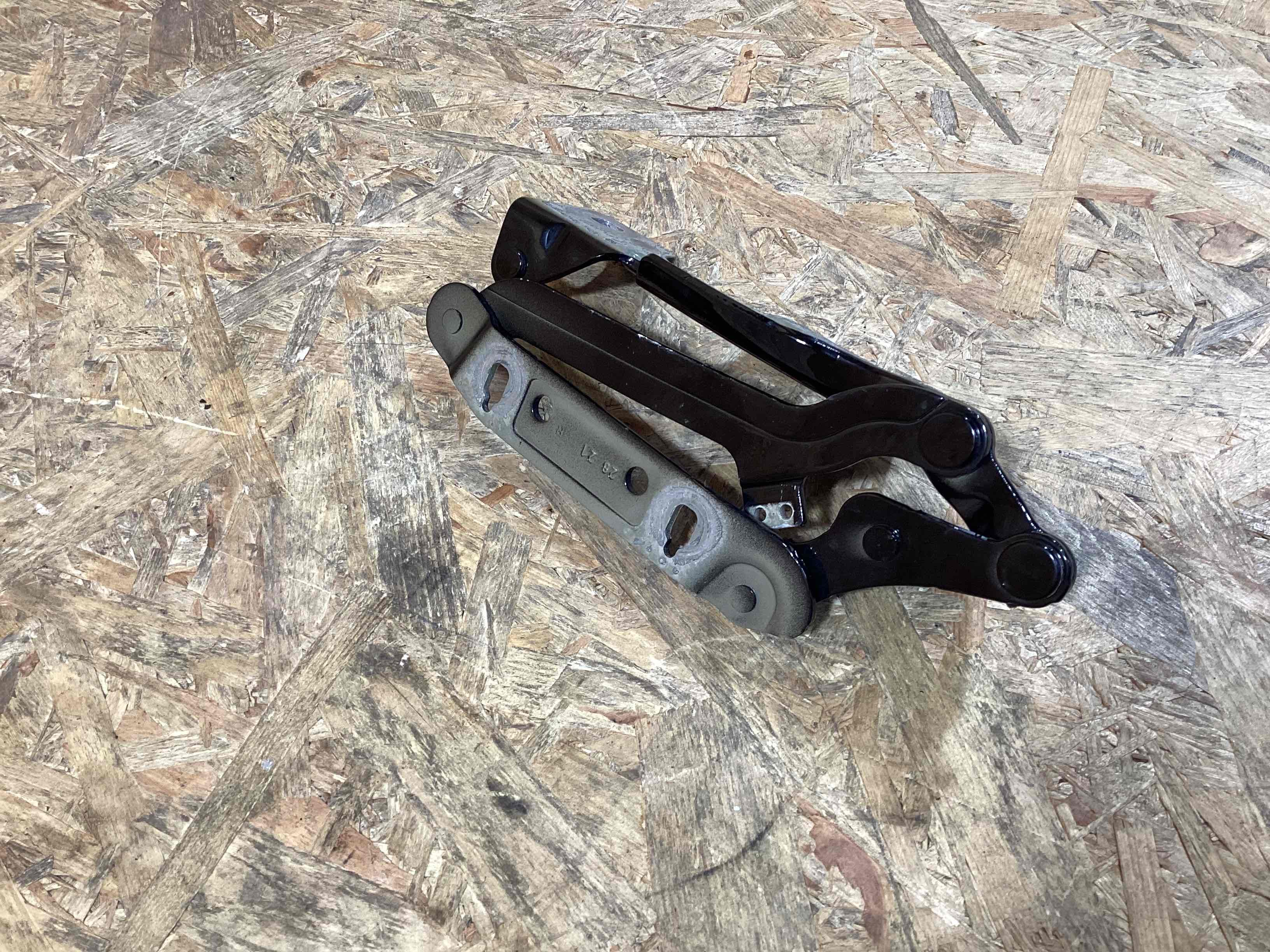 Петля (кронштейн) капота Porsche 911 220926-115
