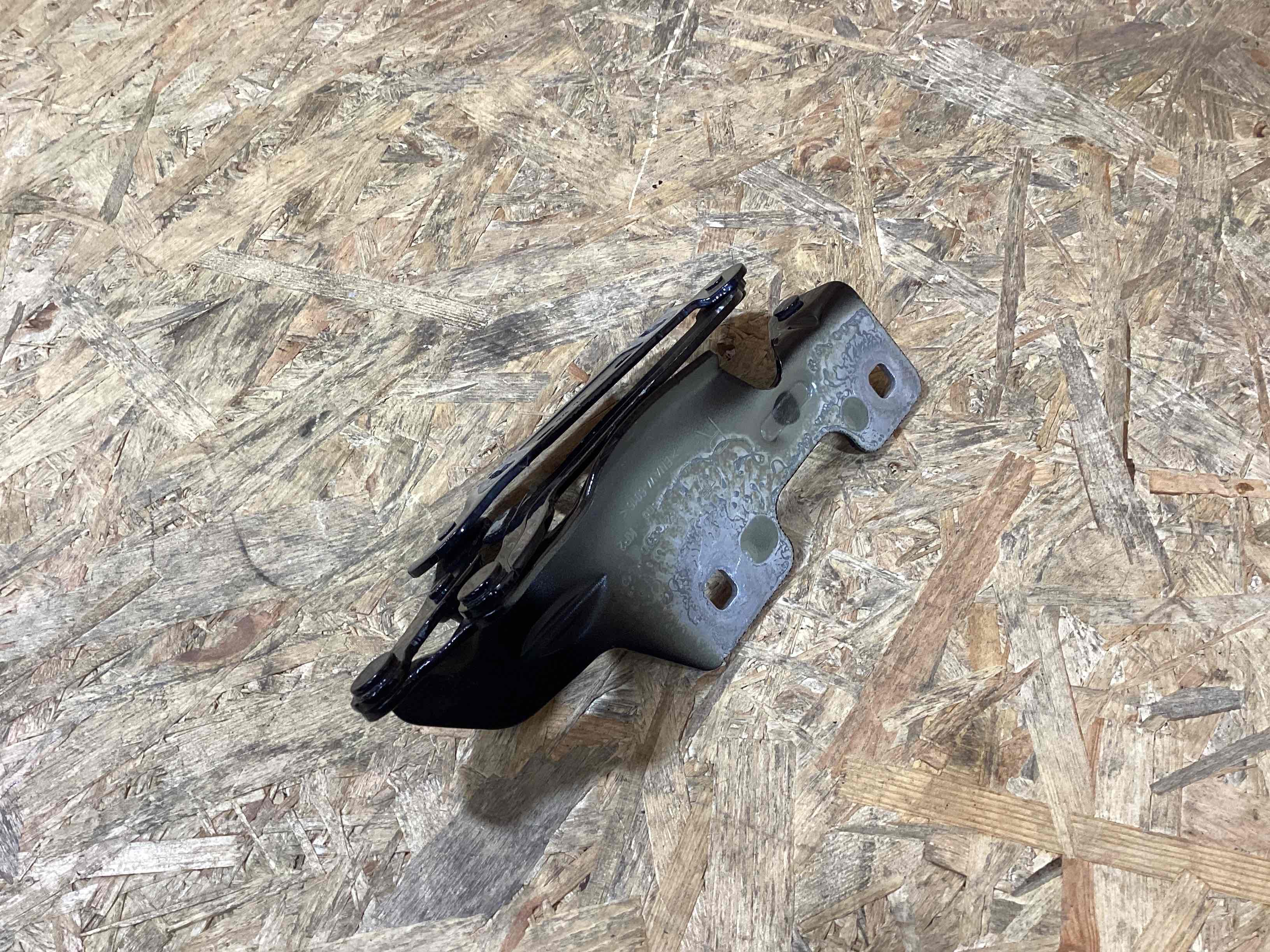 Петля (кронштейн) капота Porsche 911 220926-115