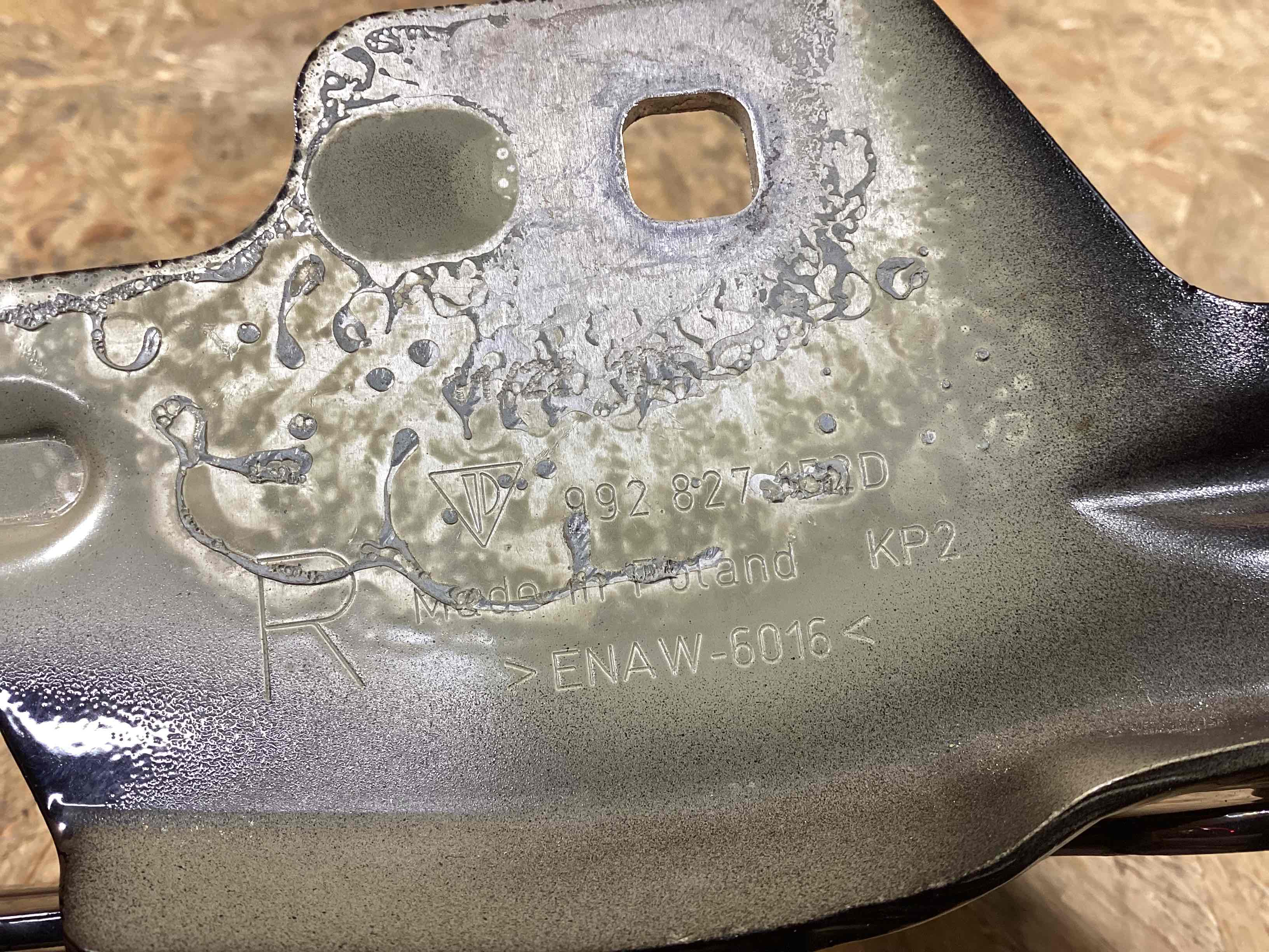 Петля (кронштейн) капота Porsche 911 220926-115
