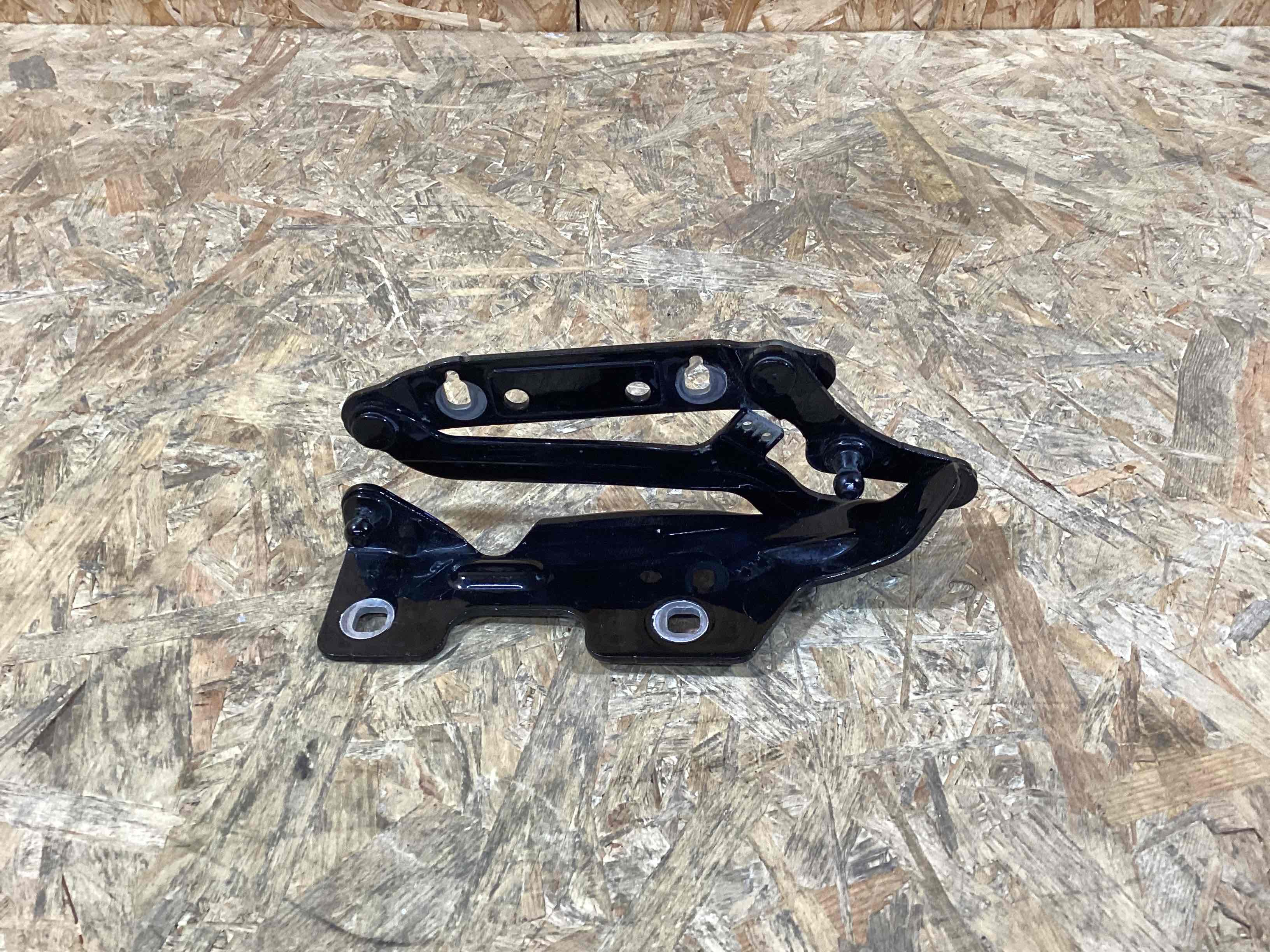 Петля (кронштейн) капота Porsche 911 220926-115