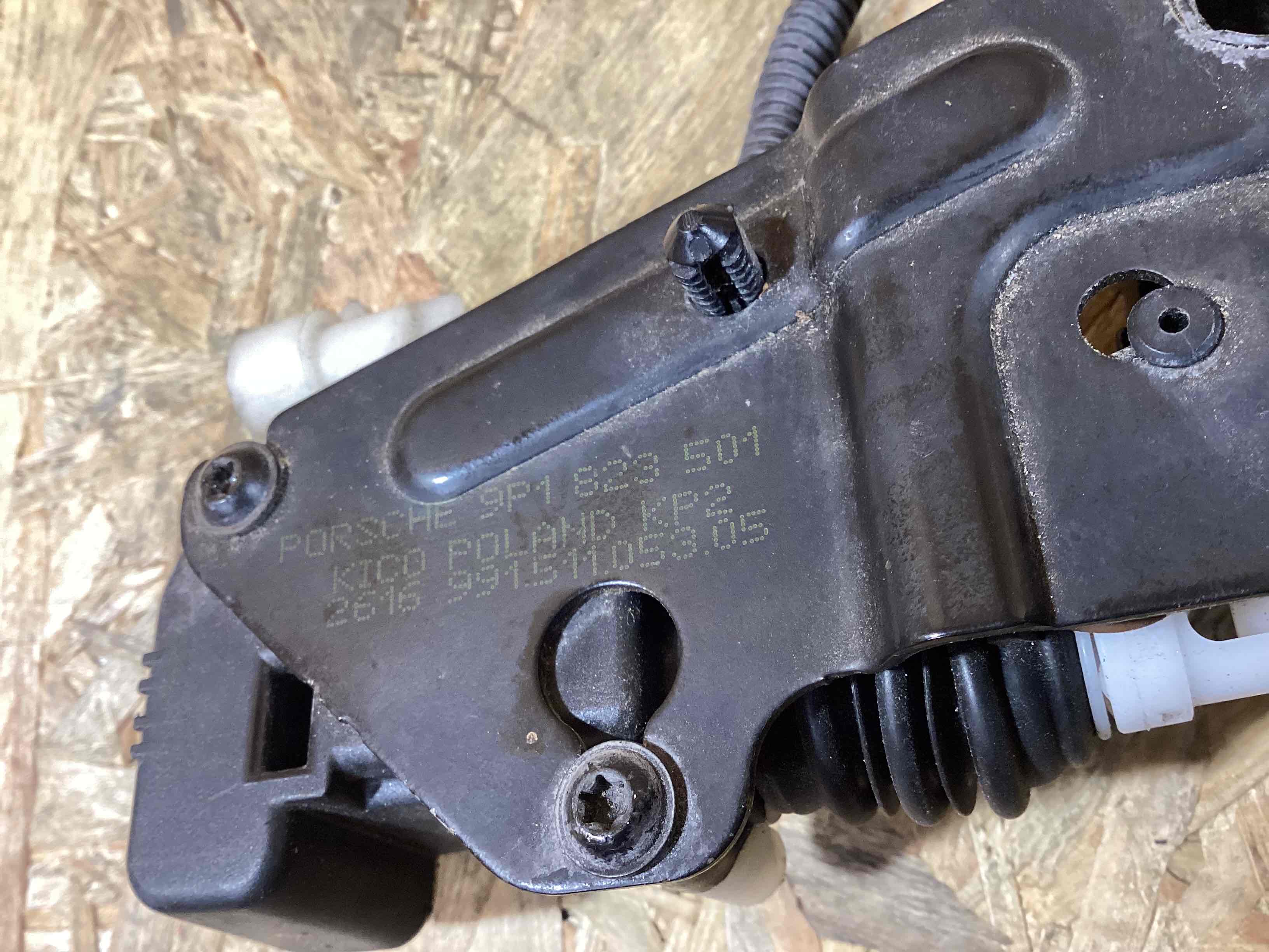 Замок капота Porsche 911 220926-116
