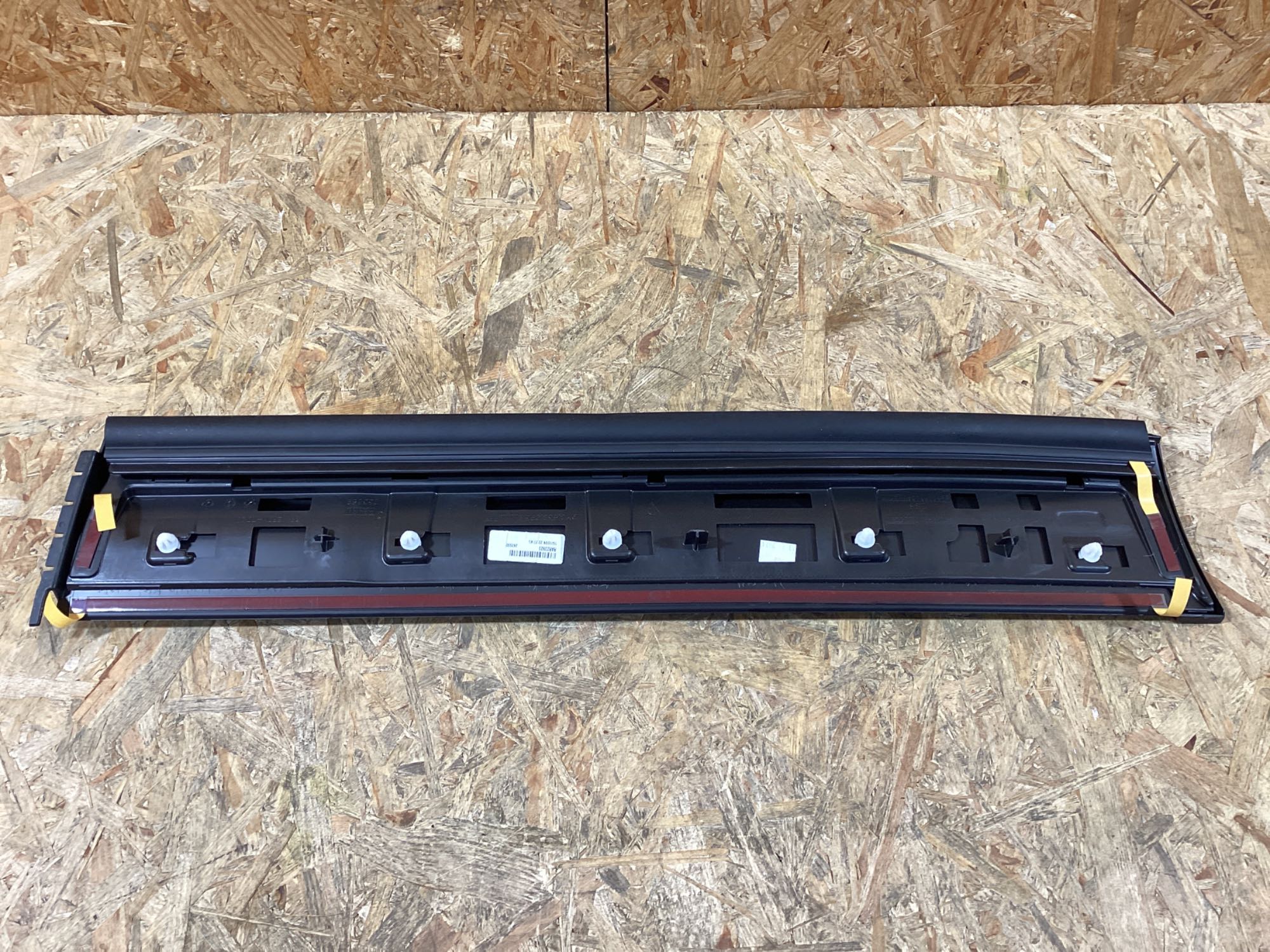 Молдинг дверей задніх лівих Porsche Cayenne 221026-111