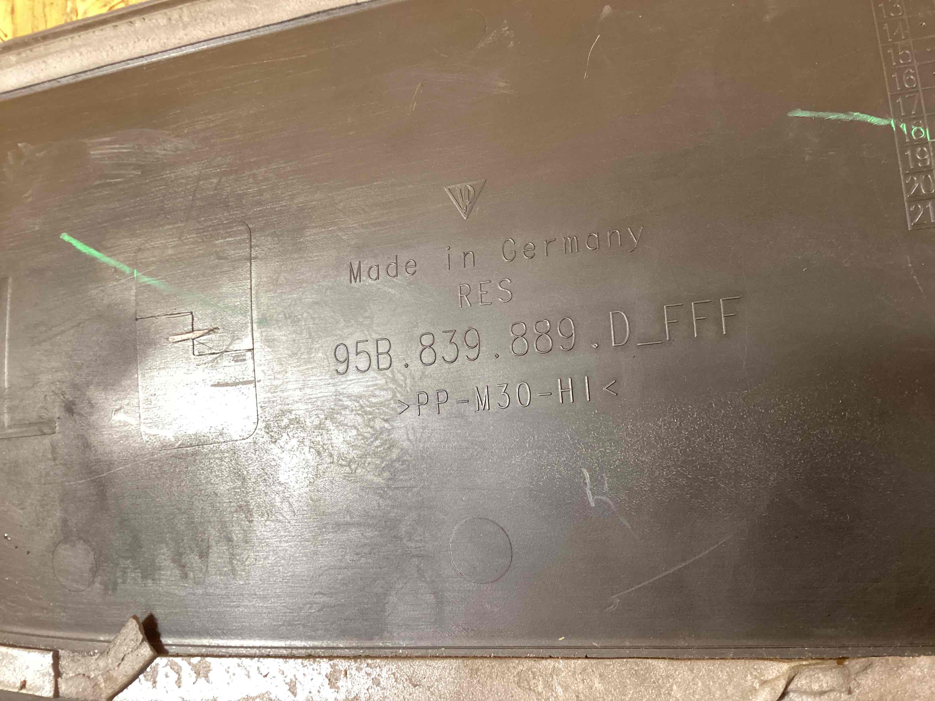 Молдинг двери задней левой Porsche Macan 221225-130