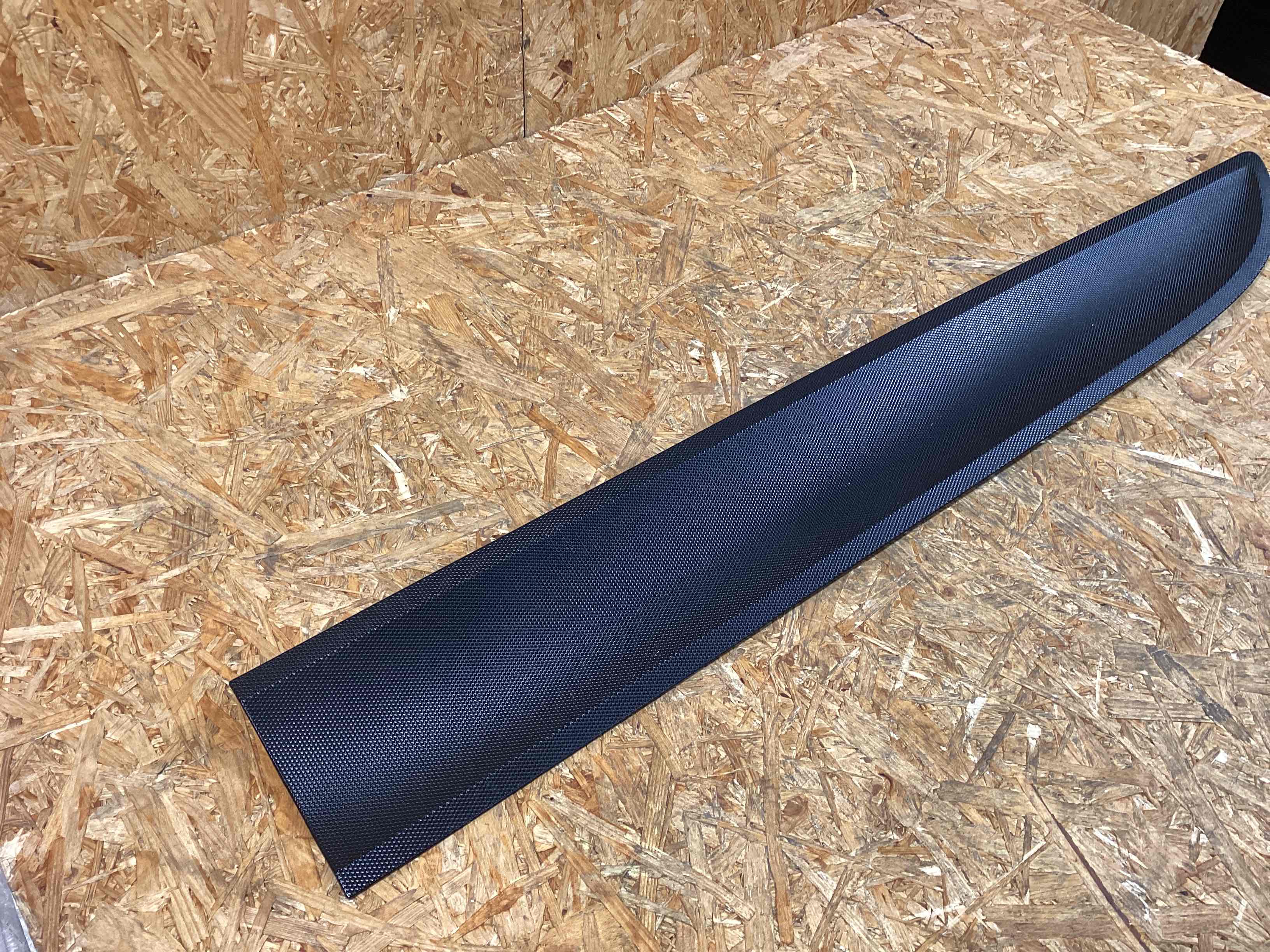 Молдинг двери передней левой Porsche Macan 221225-131