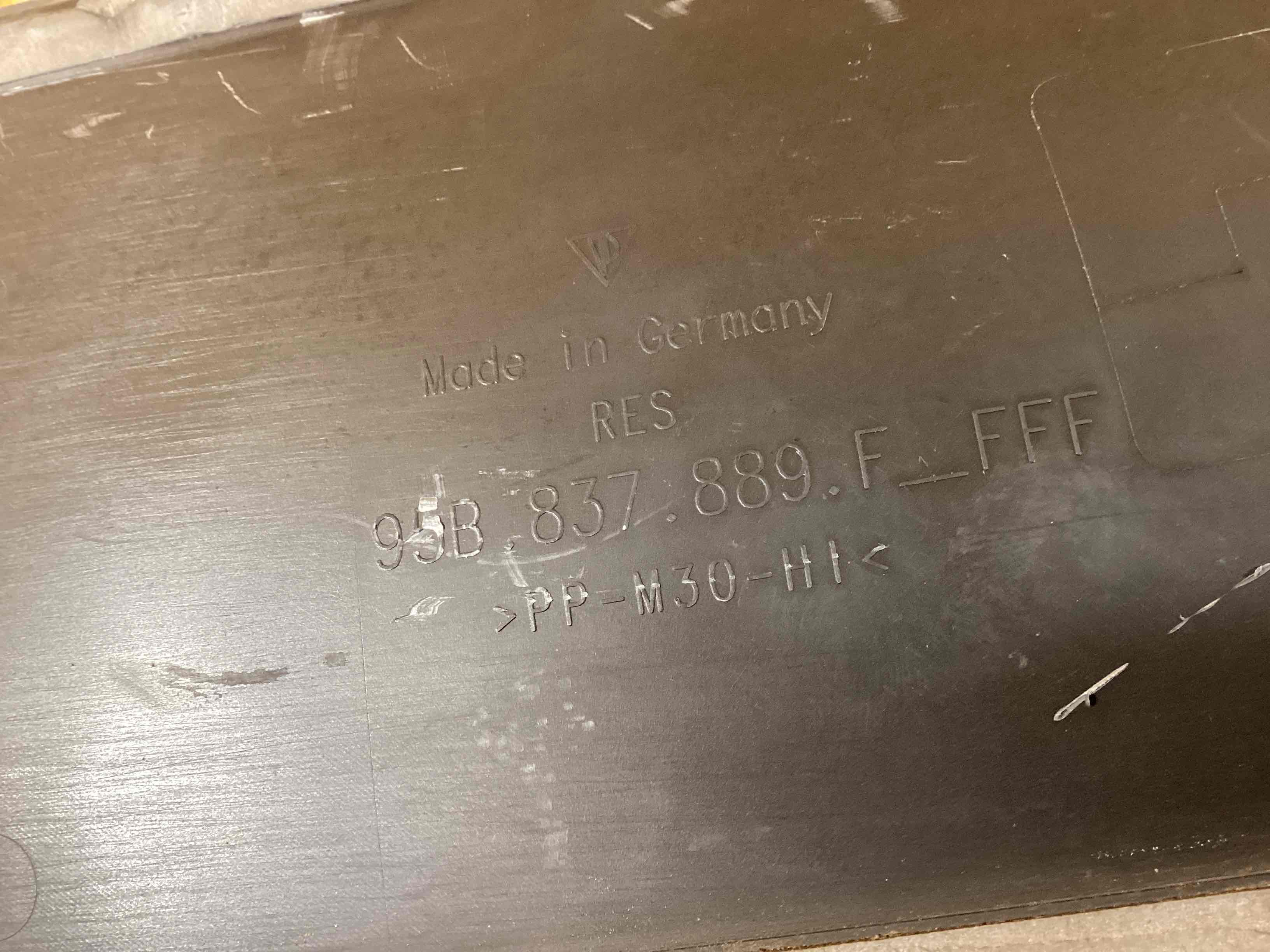 Молдинг двери передней левой Porsche Macan 221225-131