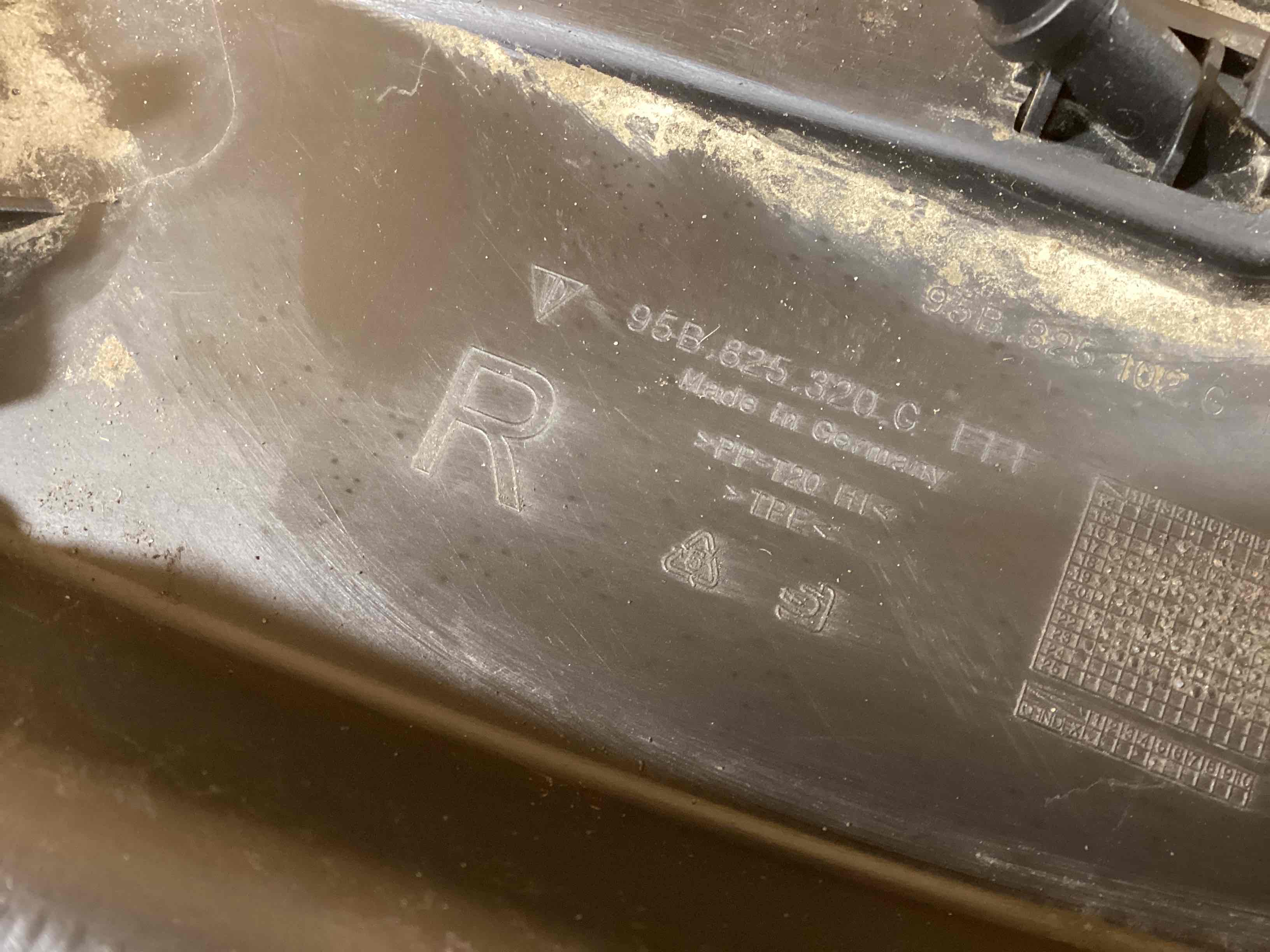 Защита арок передняя правая (подкрылок) Porsche Macan 221225-133