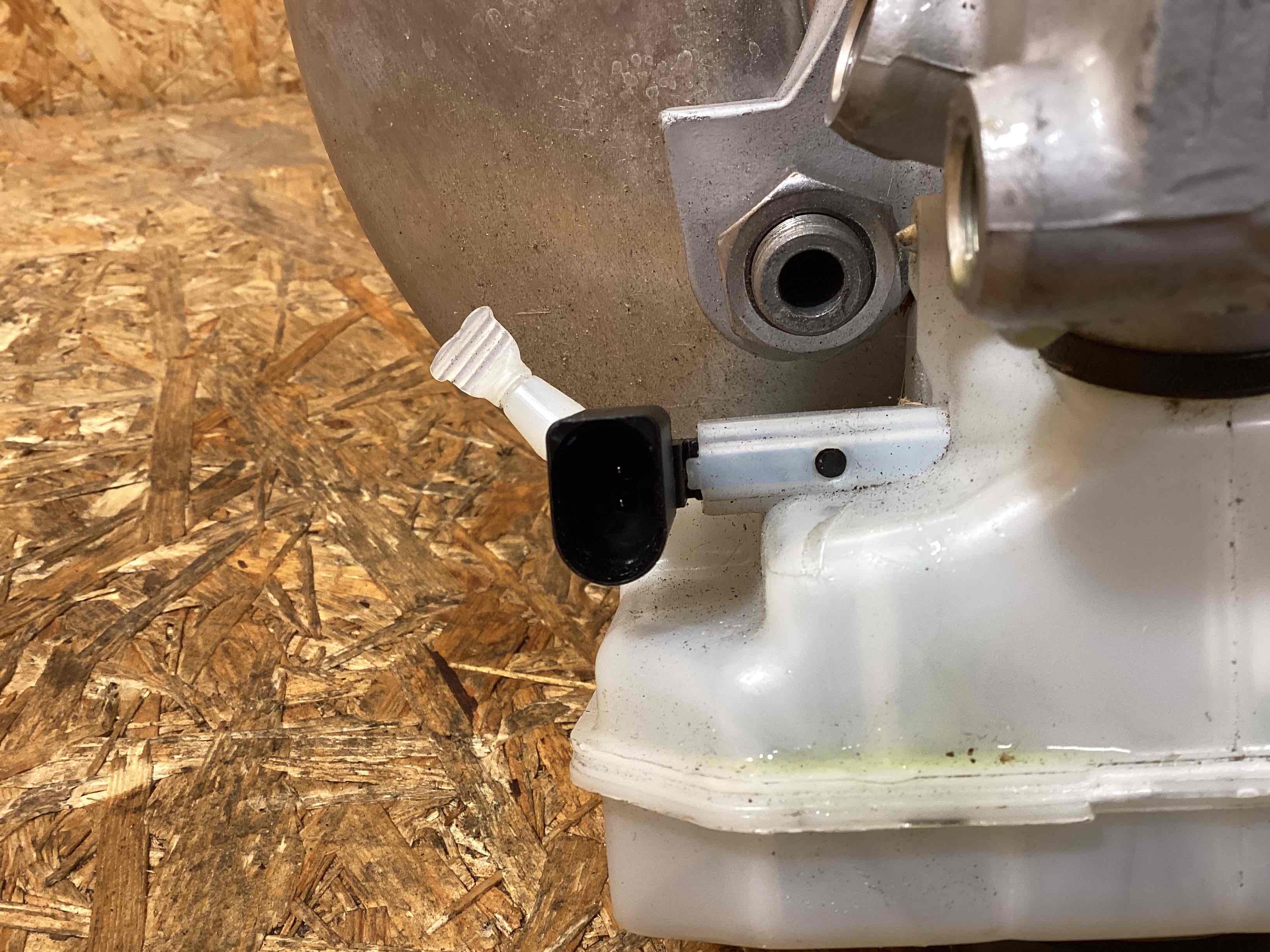 Цилиндр тормозной главный Porsche Macan 230226-119