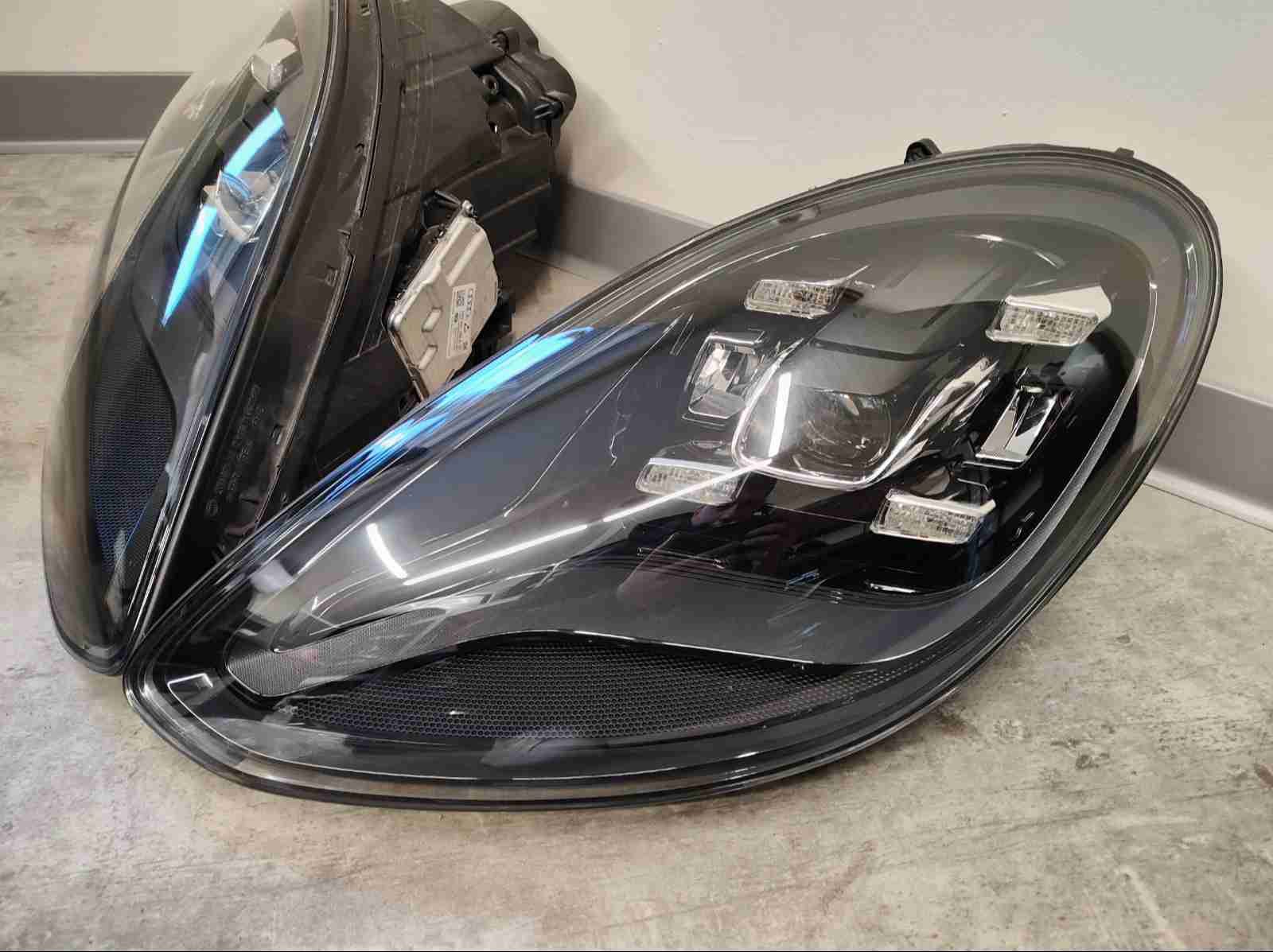 Фара правая Porsche Panamera 230426-101