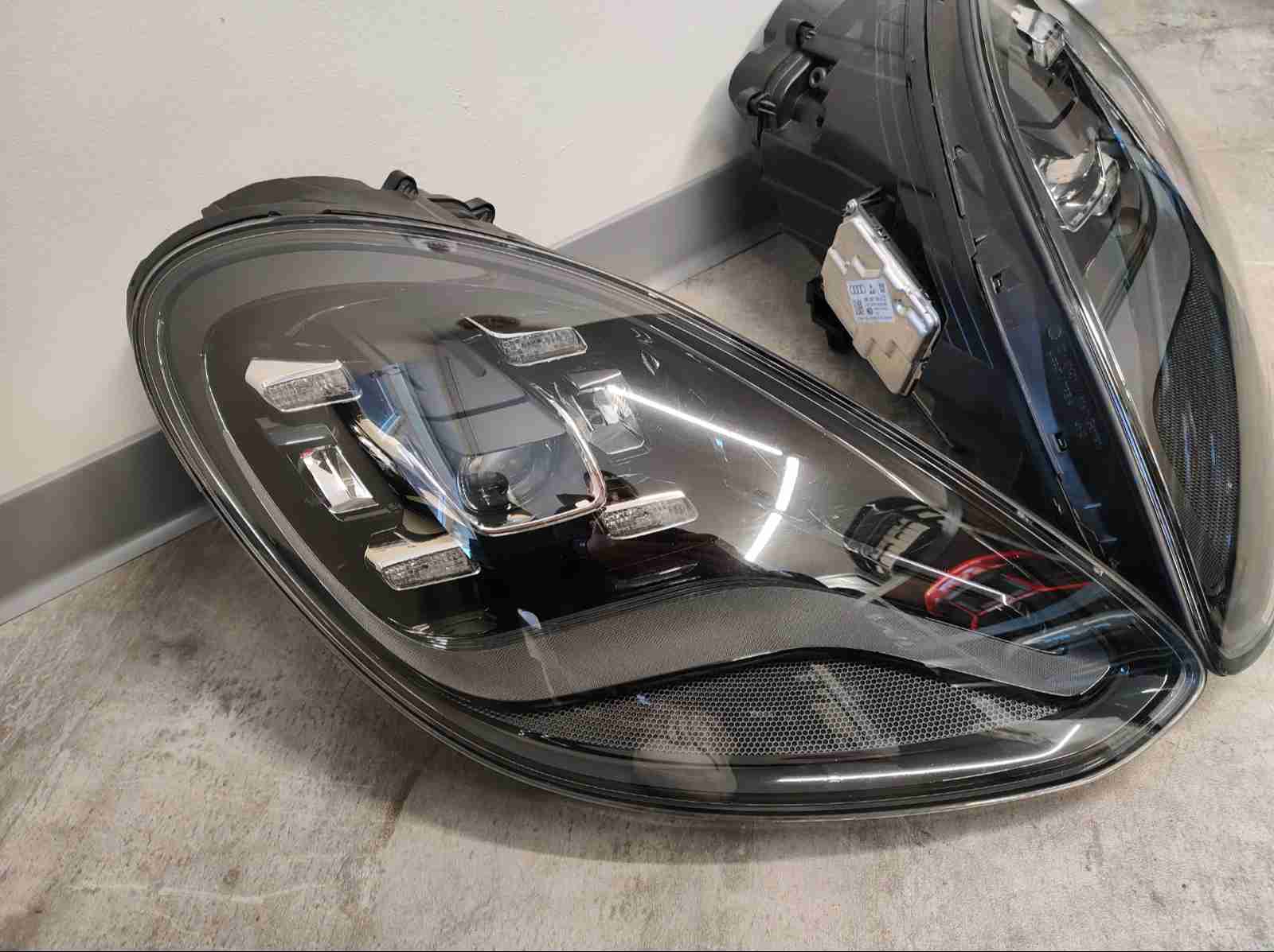 Фара правая Porsche Panamera 230426-101