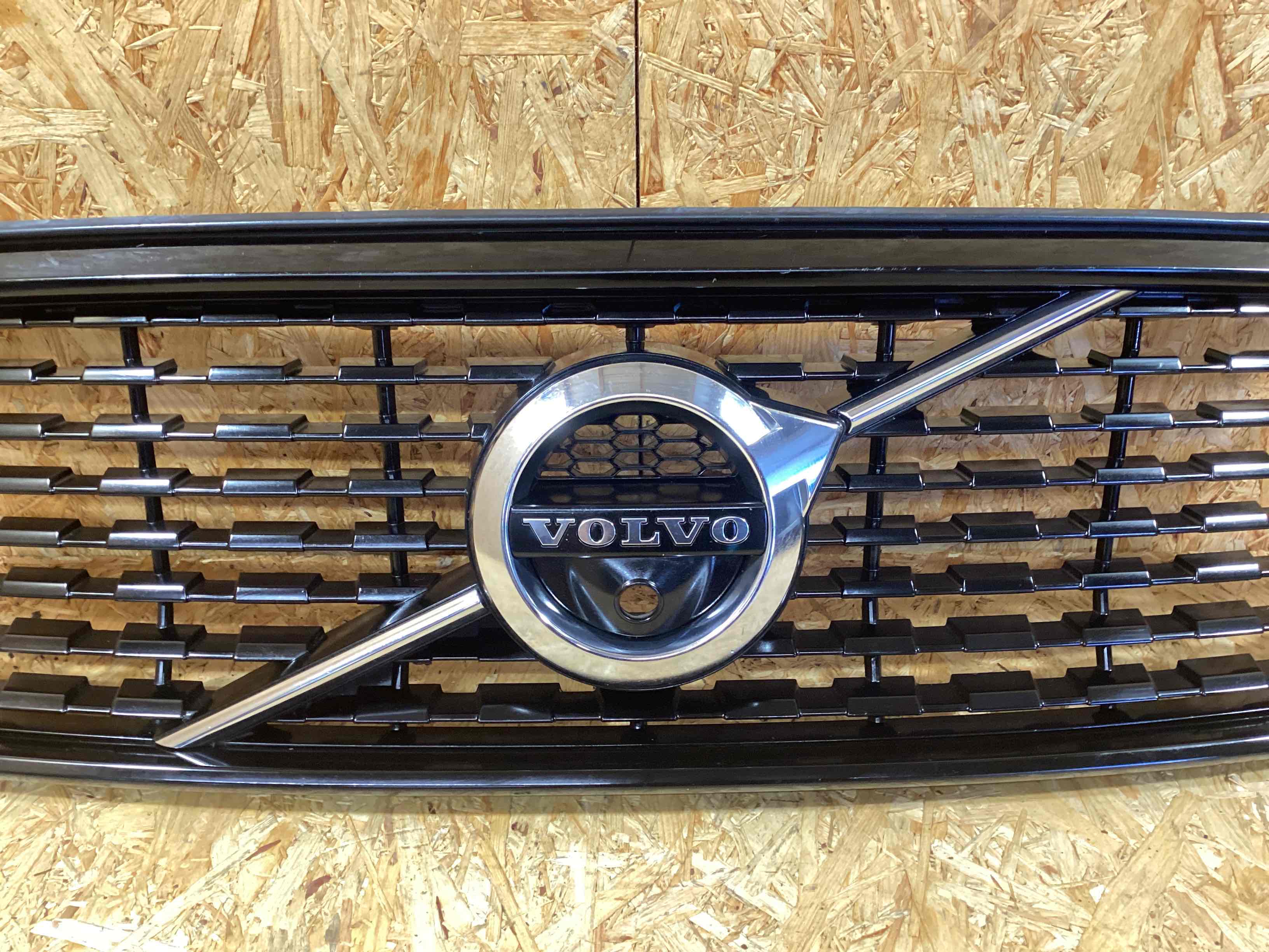 Решетка радиатора Volvo XC60 230925-109
