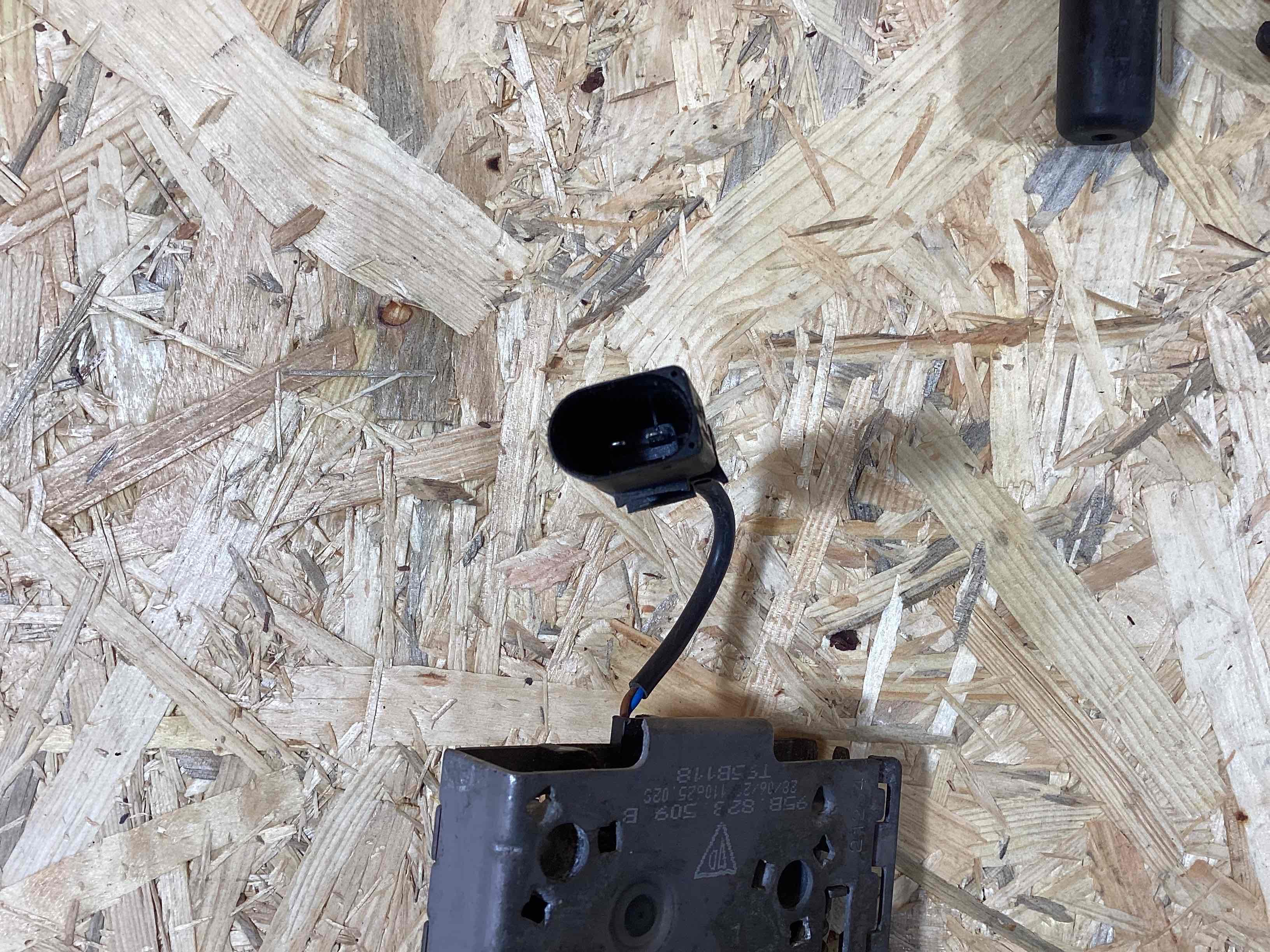 Замок капота Porsche Macan 240326-120