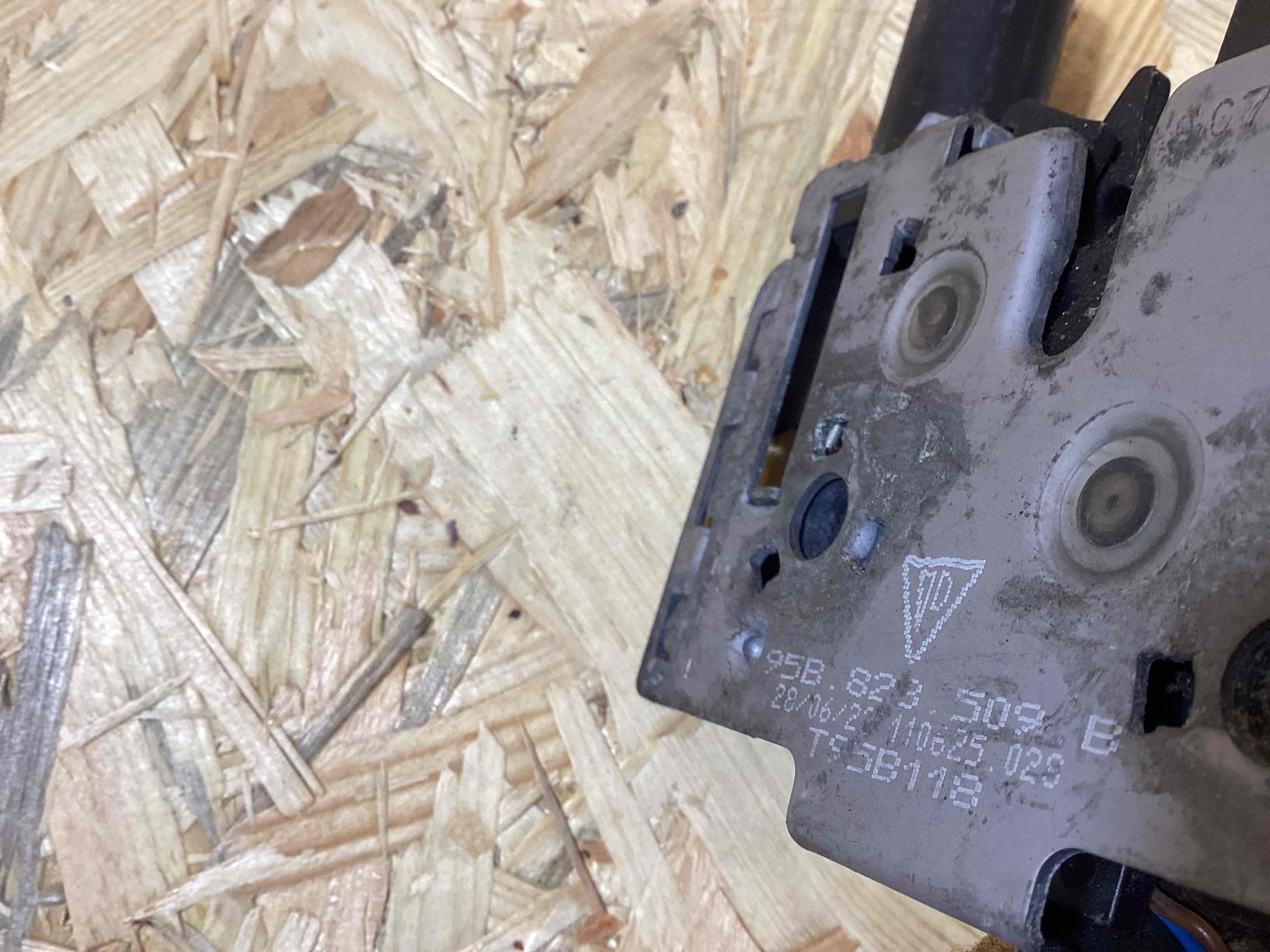 Замок капота Porsche Macan 240326-120