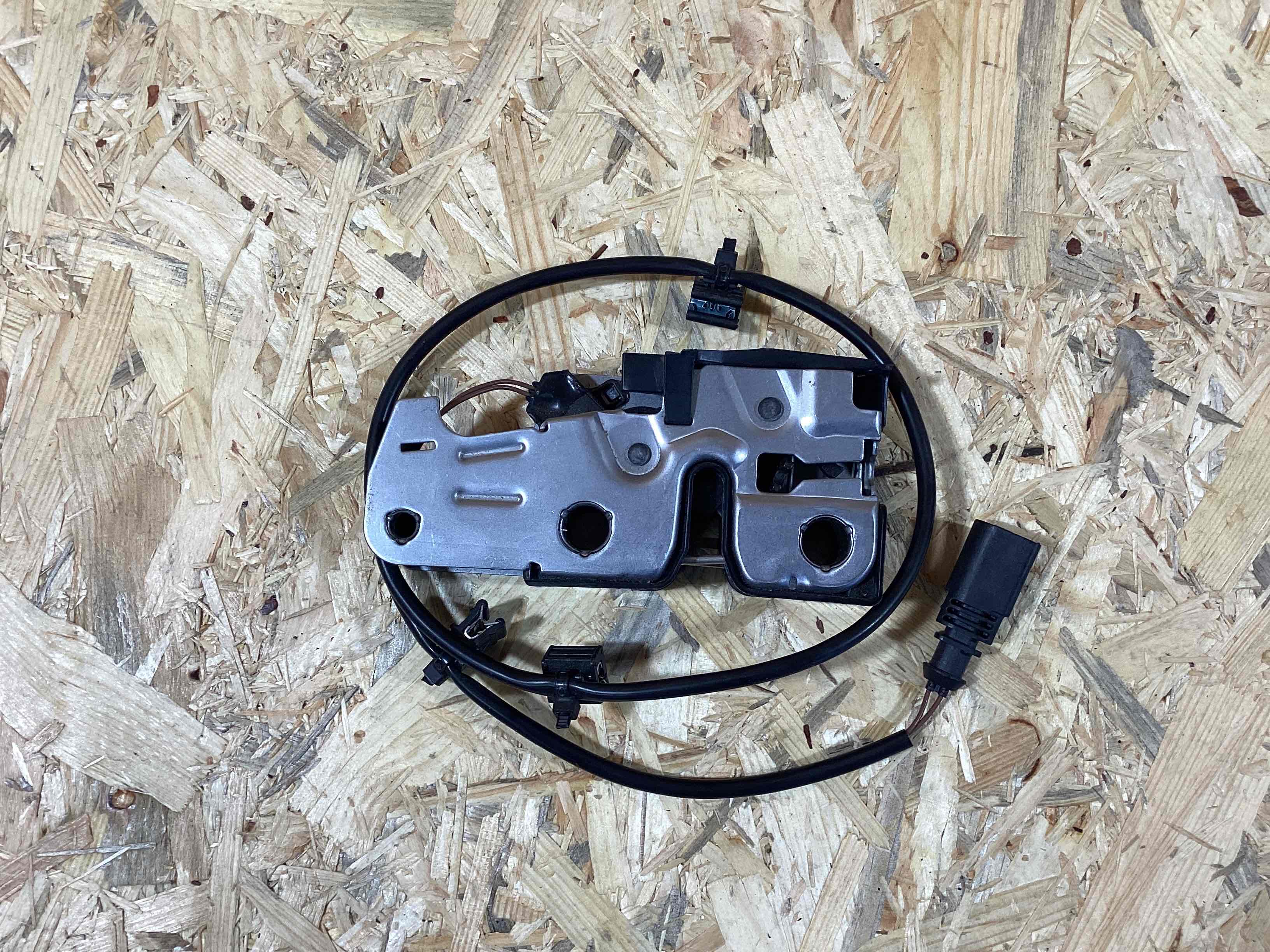 Замок капота Porsche Panamera 240326-121