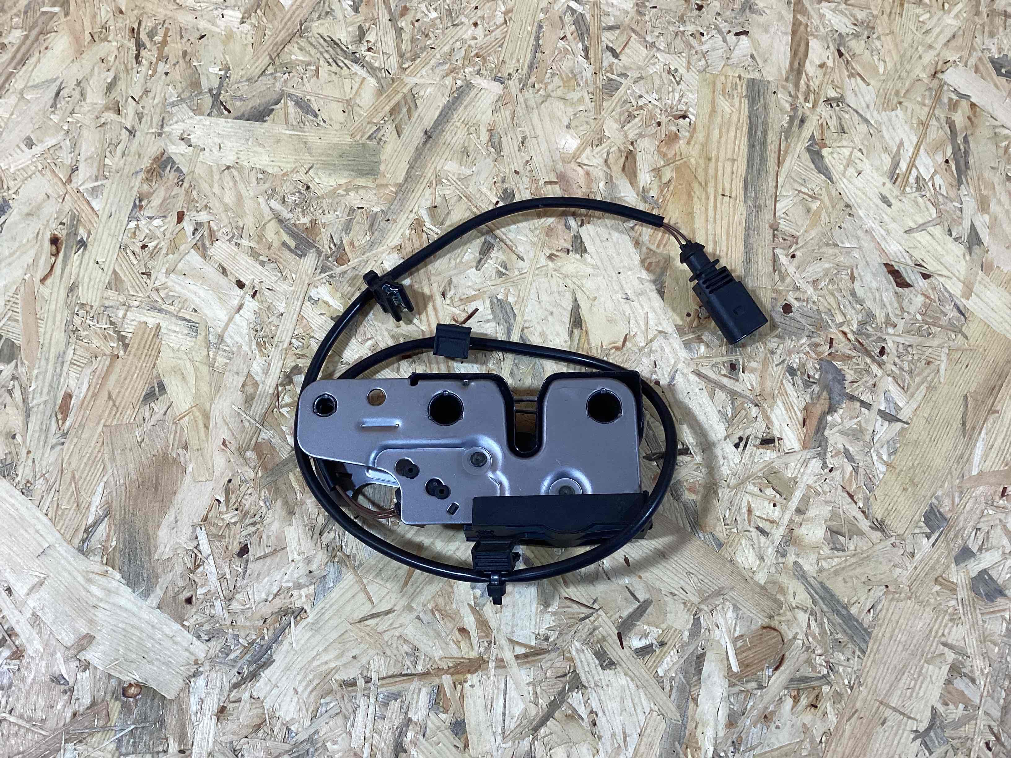 Замок капота Porsche Panamera 240326-121