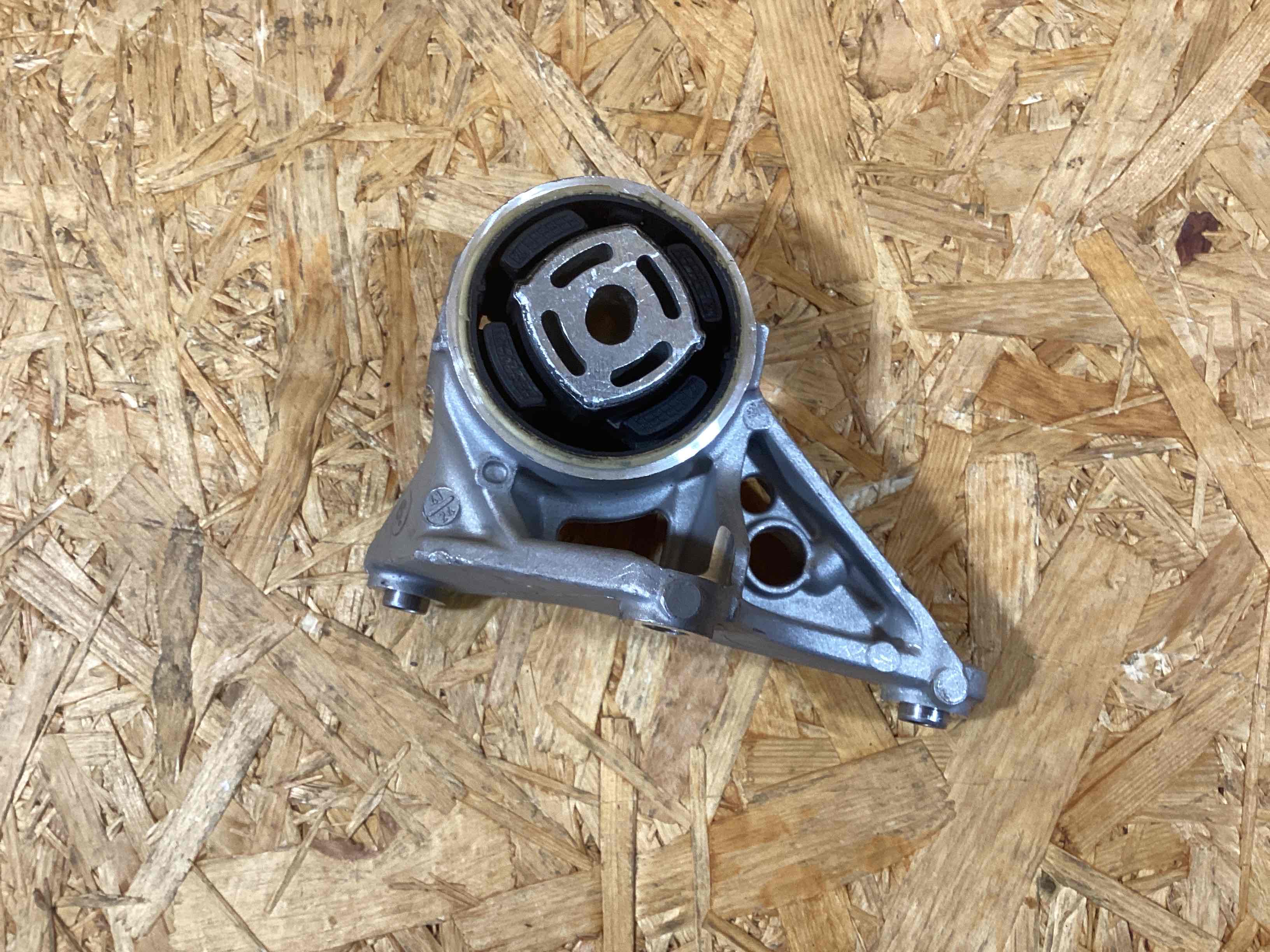 Подушка крепления двигателя Porsche Taycan 240725-107