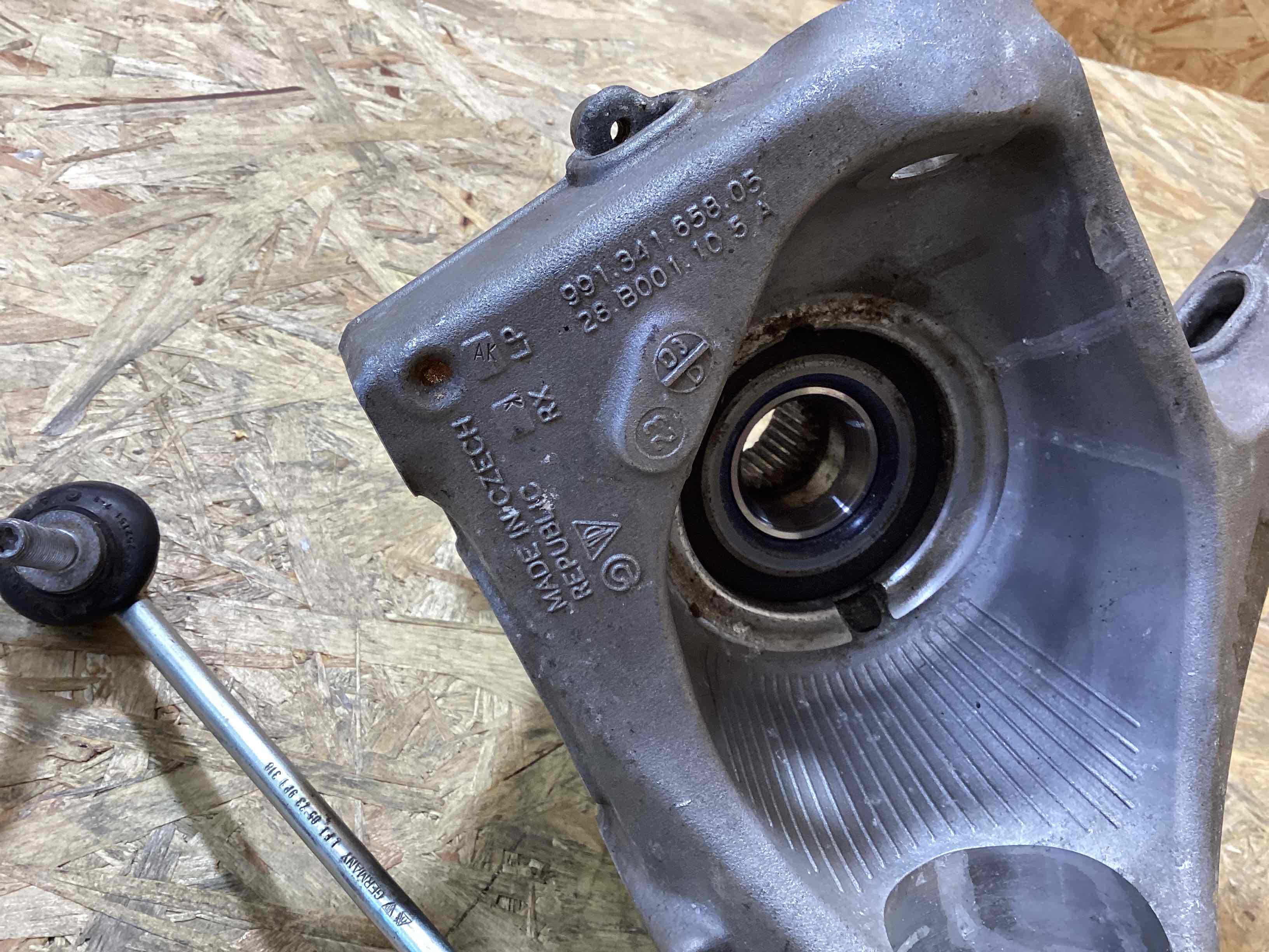Кулак поворотний правий Porsche 911 240826-104